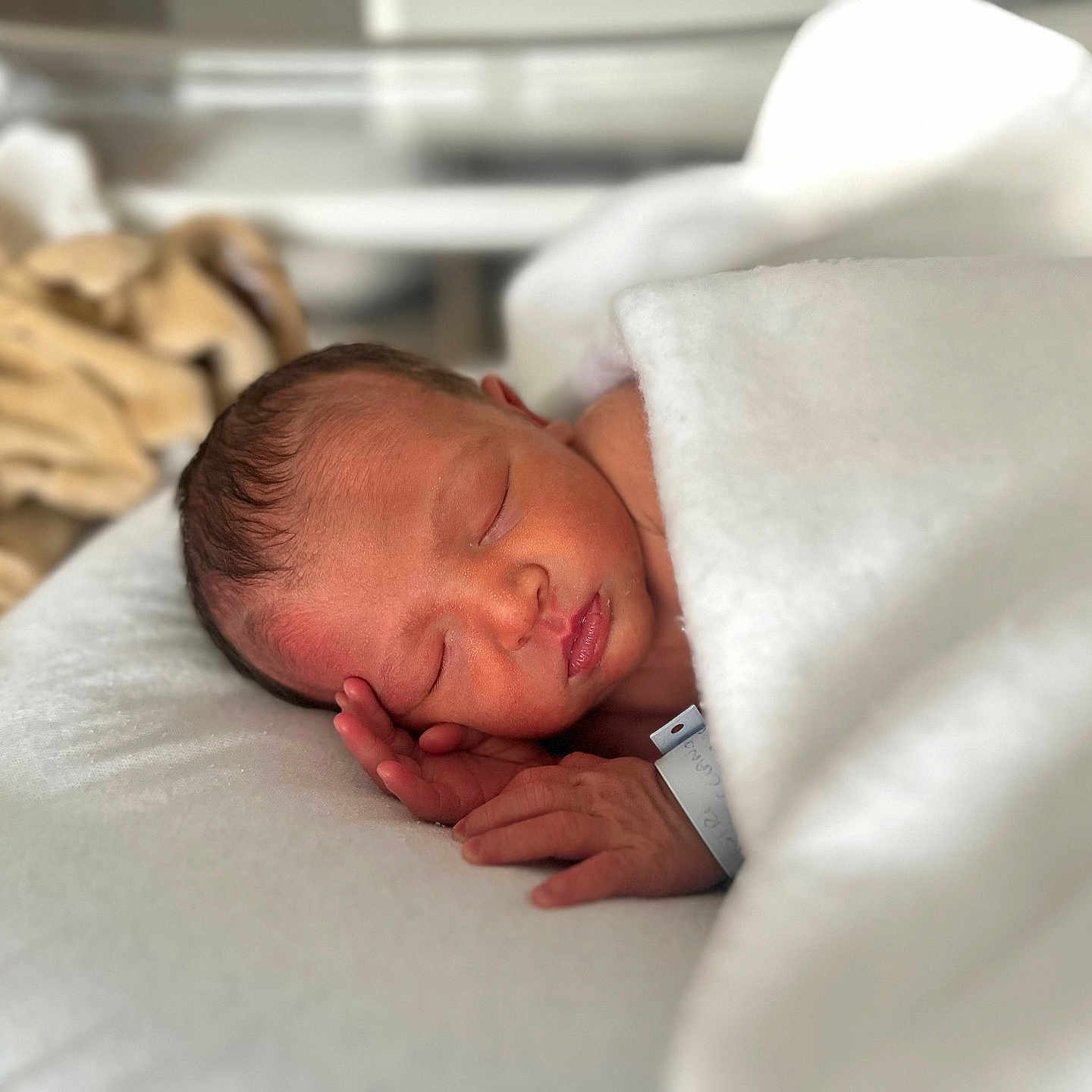Vito-Lucciano a rejoint le concours — aidez-le/la à gagner de superbes lots ! baby, bed, blanket, child, closeup, cozy, cute, face, hand, hospital, indoors, infant, newborn, peaceful, portrait, resting, skin, sleeping, soft, wristband