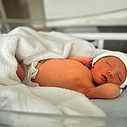Vito-Lucciano participe au concours pour gagner de l'argent avec cette photo : newborn, baby, sleeping, blanket, hospital_bed, infant, hat, peaceful, soft, skin, lying_down, cute, child, bed, resting, healthcare, toddler, nursery, comfort, indoors