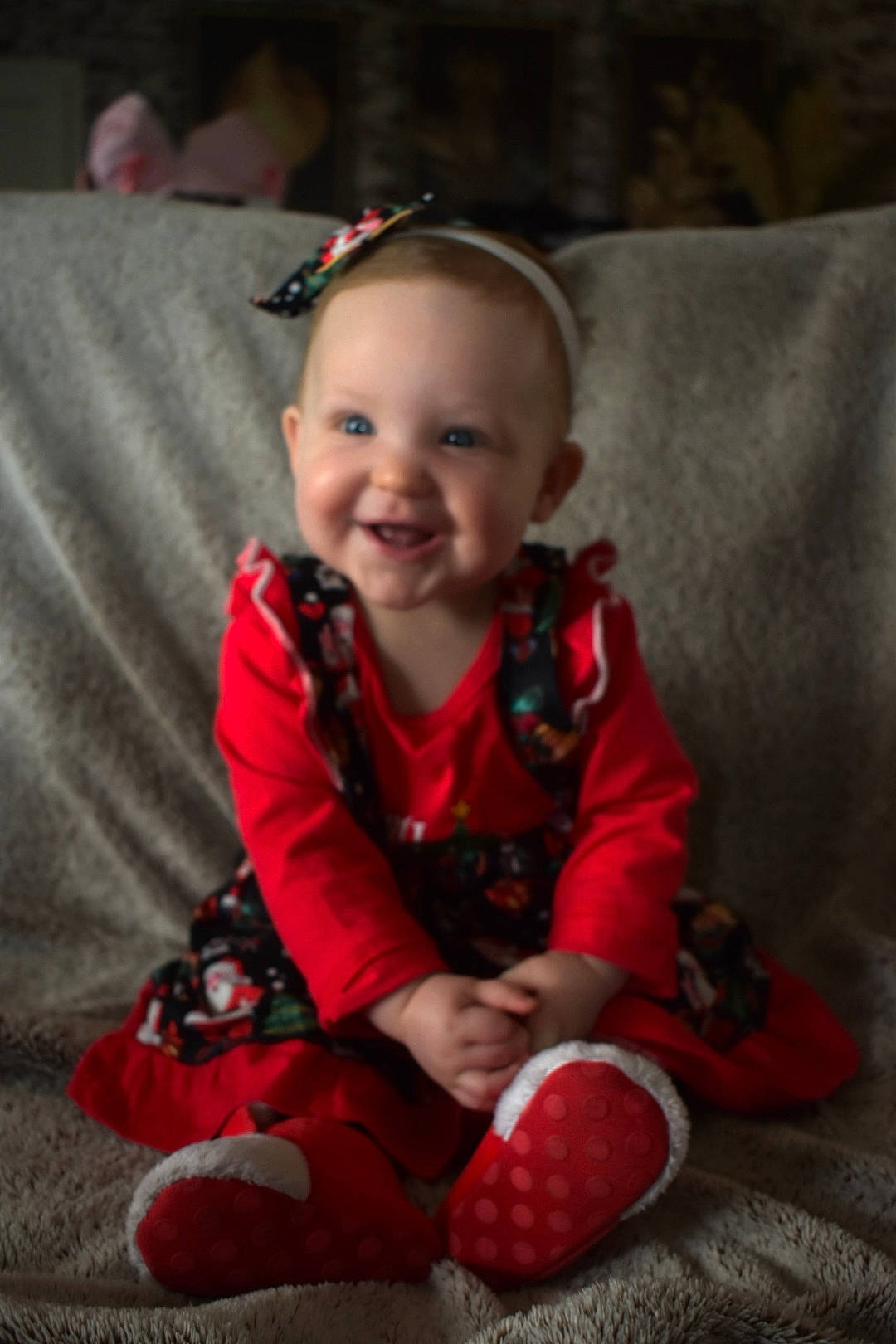 élyne a rejoint le concours — aidez-le/la à gagner de superbes lots ! baby, baby_toddler_clothing, carmine, cheek, child, comfort, couch, eye, flash_photography, flooring, fun, happy, human_leg, joy, person, sitting, skin, sleeve, smile, textile