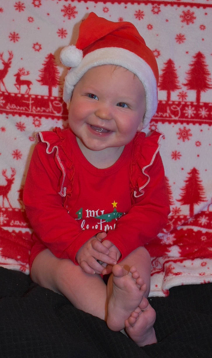 Elyne participe au concours pour gagner de l'argent avec cette photo : baby, baby_toddler_clothing, cap, child, christmas_eve, costume_hat, event, face, facial_expression, gesture, happy, head, headwear, holiday, joy, lap, person, pink, skin, sleeve