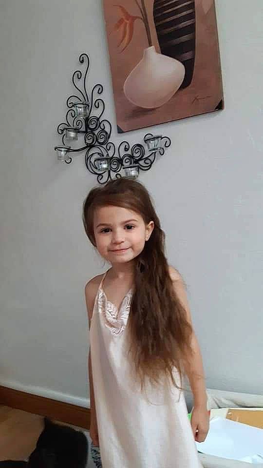 Lylôo participe au concours pour gagner de l'argent avec cette photo : beauty, brown_hair, day_dress, embellishment, eyelash, facial_expression, fashion_accessory, fashion_design, gesture, happy, headpiece, jewellery, joint, joy, long_hair, neck, person, room, sleeve, smile