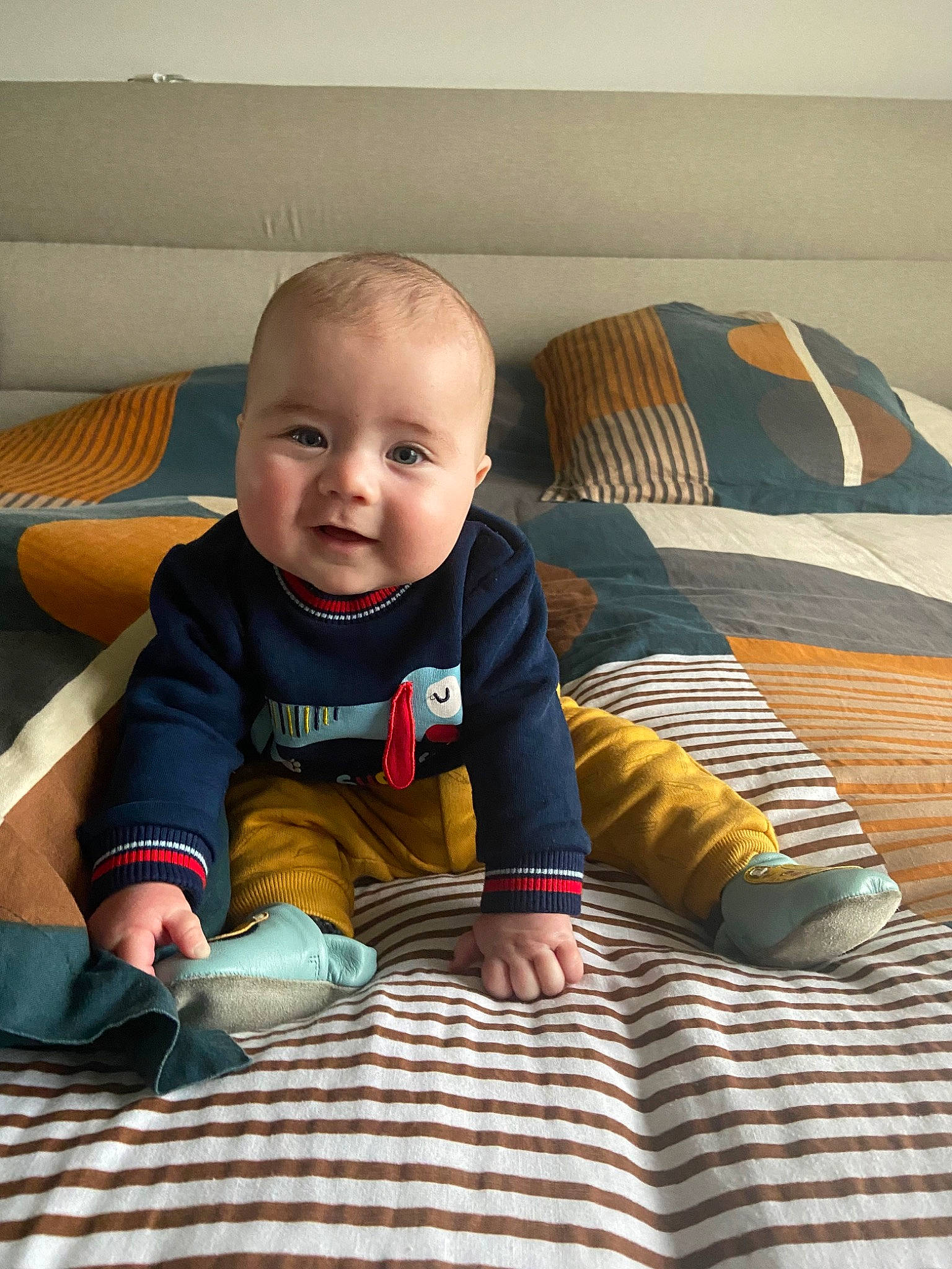 Livio a rejoint le concours — aidez-le/la à gagner de superbes lots ! baby, baby_toddler_clothing, child, chin, comfort, couch, eye, face, floor, flooring, fun, hairstyle, happy, hardwood, head, person, skin, sleeve, smile, toddler