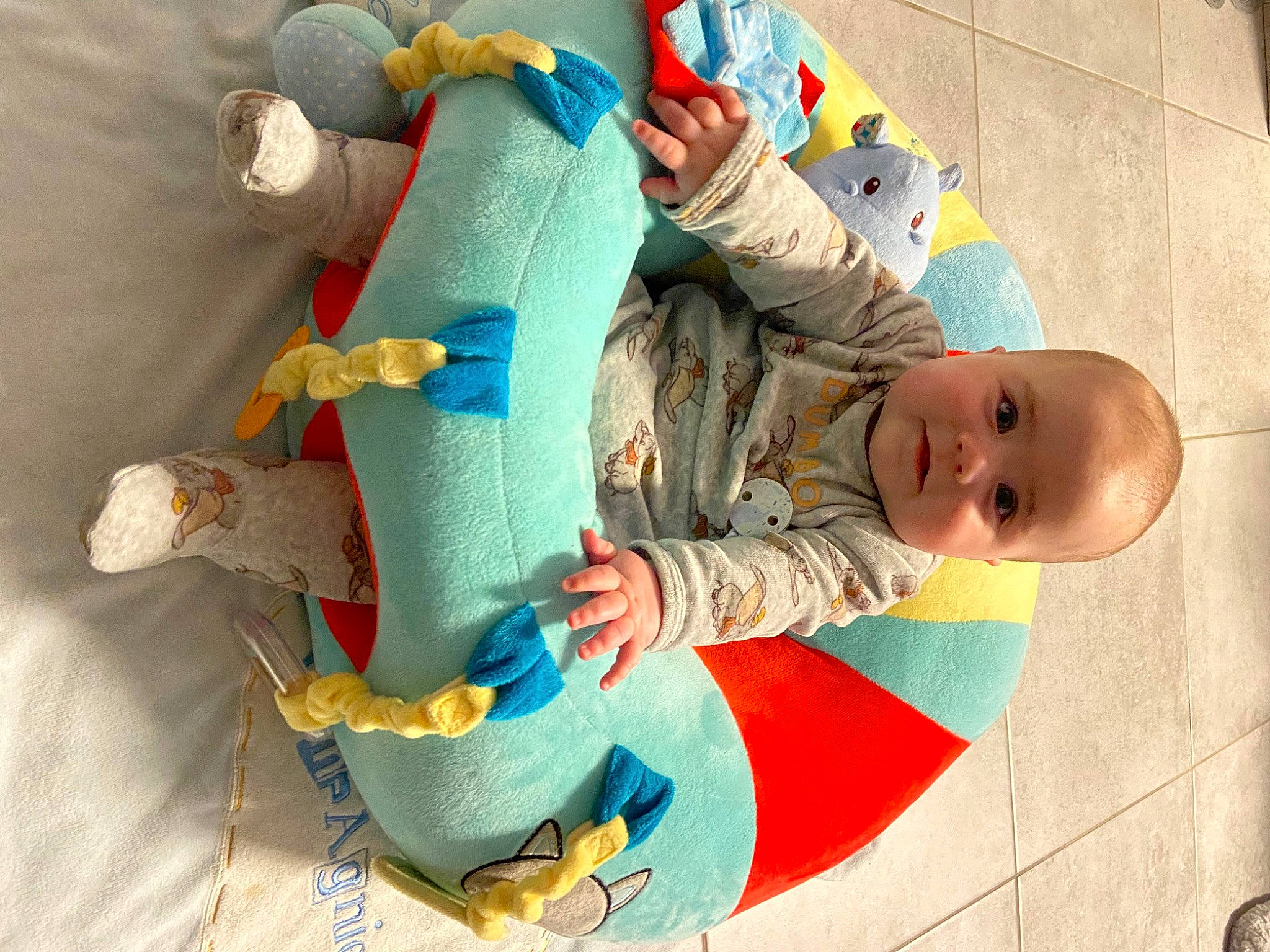 Livio participe au concours pour gagner de l'argent avec cette photo : baby, baby_products, baby_safety, baby_toddler_clothing, baby_toys, bedtime, child, comfort, flooring, fun, leisure, linens, nap, person, play, product, room, sitting, textile, toddler