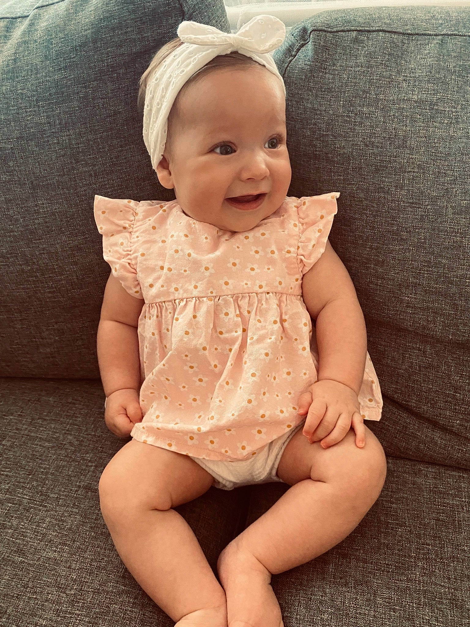 Louise participe au concours pour gagner de l'argent avec cette photo : arm, baby, baby_toddler_clothing, cheek, chin, eye, face, finger, happy, head, human_body, iris, joy, knee, lip, mouth, neck, person, skin, sleeve