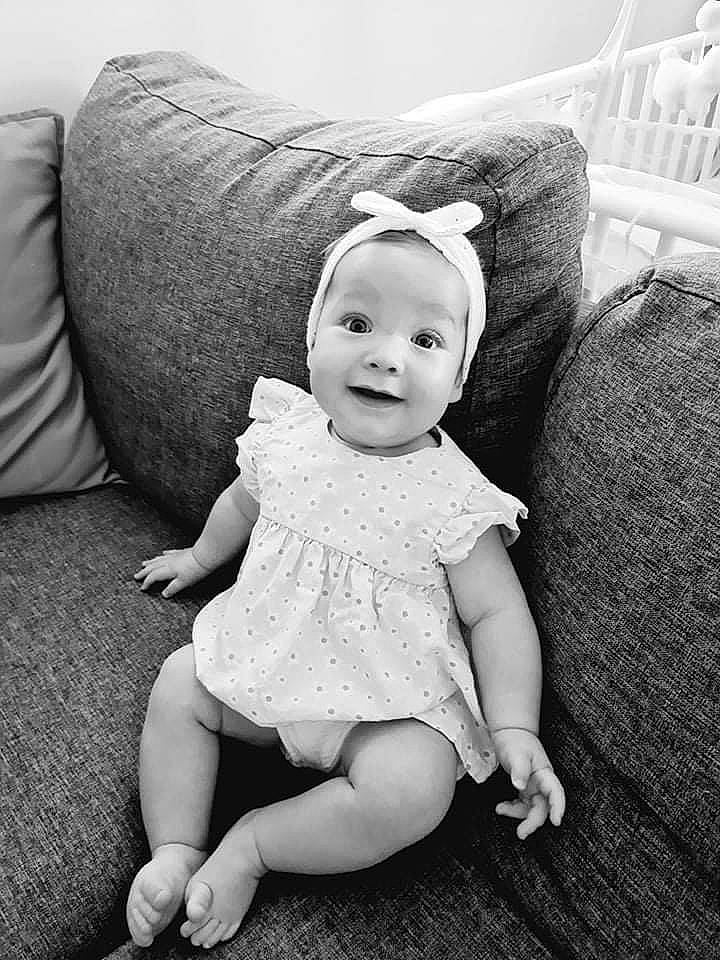 Louise participe au concours pour gagner de l'argent avec cette photo : baby, baby_toddler_clothing, black, child, comfort, couch, dress, eye, face, facial_expression, flash_photography, grass, happy, monochrome, person, photograph, smile, style, textile, toddler