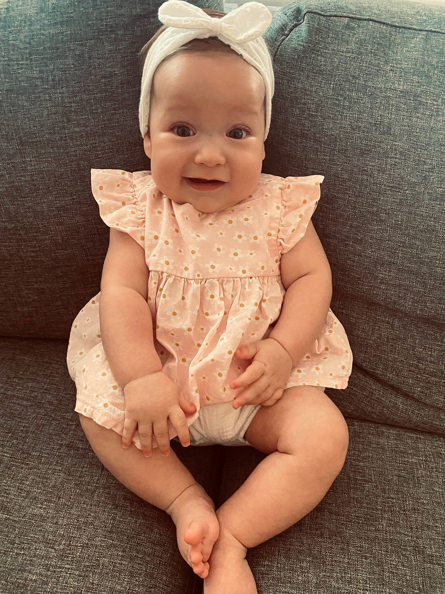 Louise a rejoint le concours — aidez-le/la à gagner de superbes lots ! arm, baby, baby_toddler_clothing, comfort, dress, facial_expression, finger, happy, human_body, iris, joy, knee, lip, mouth, person, skin, sleeve, smile, textile, thigh