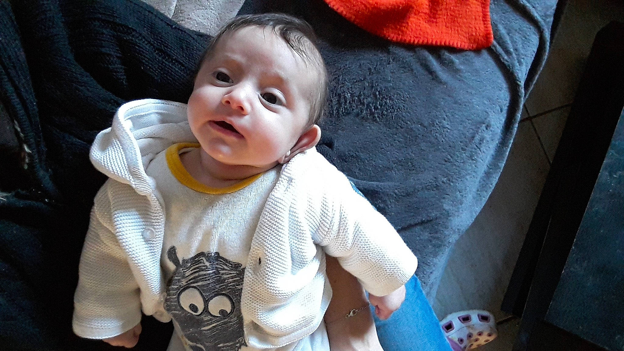 Diégo participe au concours pour gagner de l'argent avec cette photo : baby, baby_products, baby_toddler_clothing, car_seat, cheek, child, chin, comfort, cool, finger, happy, mouth, pattern, person, seat_belt, sitting, skin, sleeve, t_shirt, textile