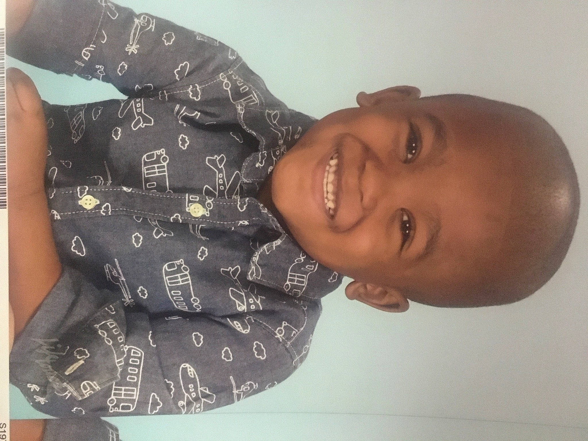 Kyair is registered to the contest to win money with this photo: arm, cheek, elbow, eye, face, finger, forehead, gesture, hand, happy, head, human_body, joint, joy, lip, mouth, neck, nose, person, skin