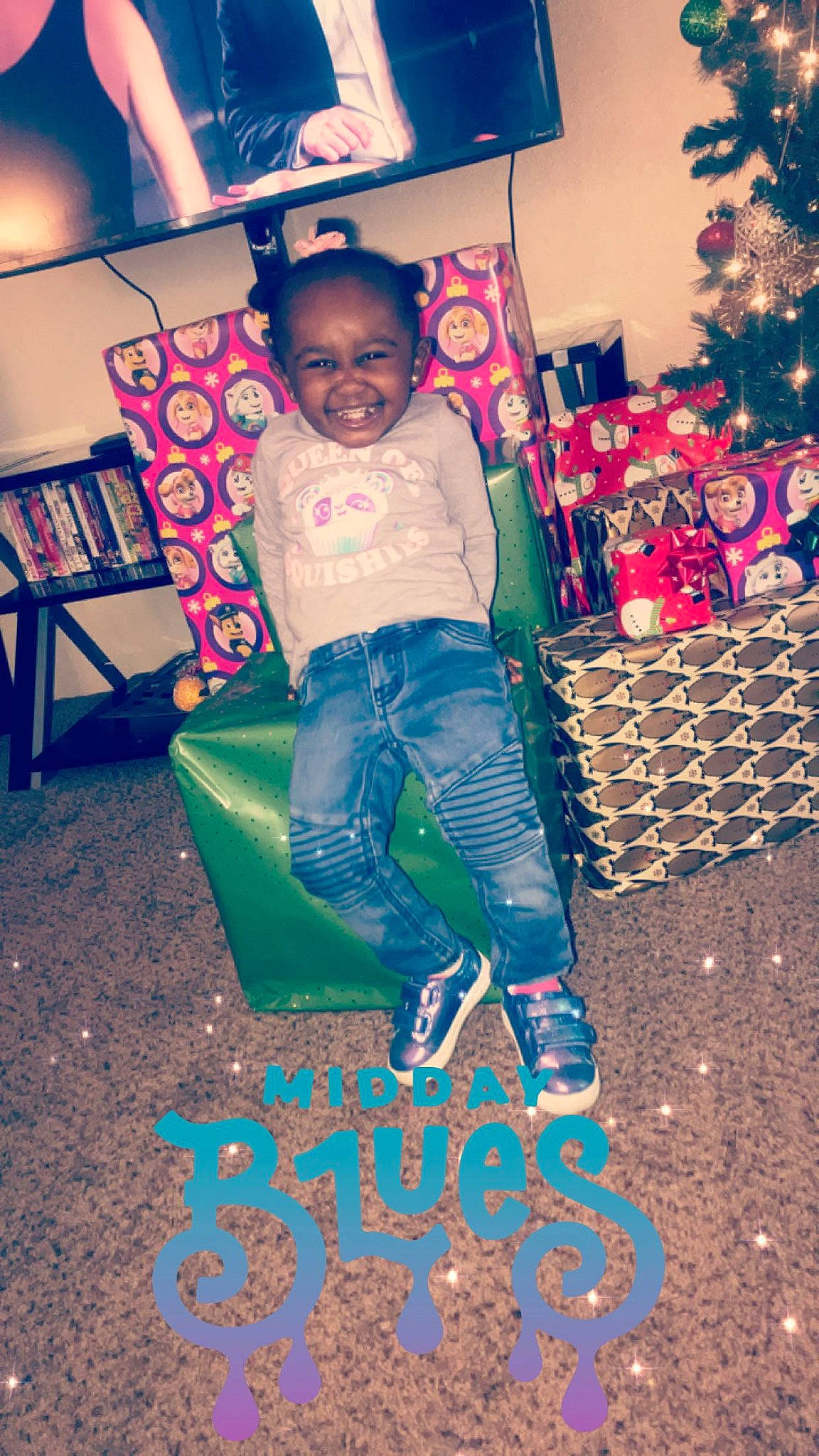 Zori is registered to the contest to win money with this photo: cool, electric_blue, event, fun, happy, human_leg, jeans, joy, leisure, magenta, person, photograph, pink, sandal, smile, sneakers, t_shirt, textile, thigh, tints_and_shades