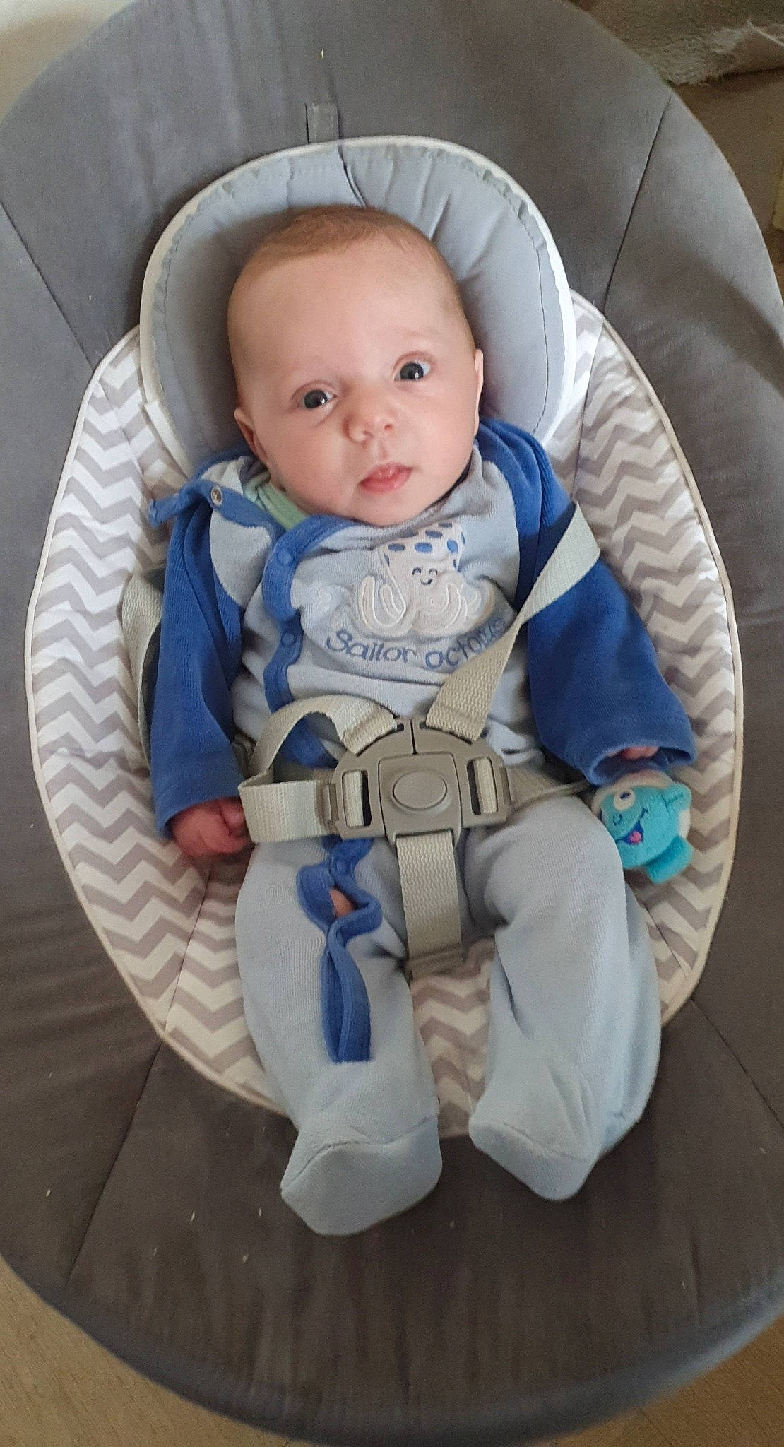 Maylone a rejoint le concours — aidez-le/la à gagner de superbes lots ! arm, auto_part, baby, baby_carriage, baby_in_car_seat, baby_products, baby_safety, baby_sleeping, baby_toddler_clothing, car_seat, chair, cheek, child, comfort, eye, face, person, seat_belt, sitting, sleeve