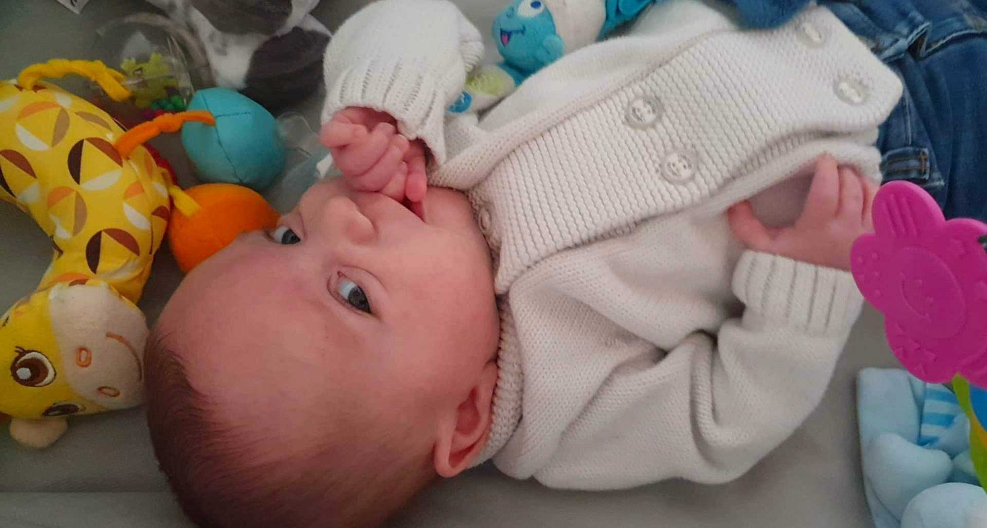 Maylone participe au concours pour gagner de l'argent avec cette photo : baby, baby_products, baby_safety, baby_sleeping, baby_toddler_clothing, bedtime, cheek, child, comfort, headgear, knit_cap, linens, mouth, nose, person, pink, skin, textile, toddler, toy