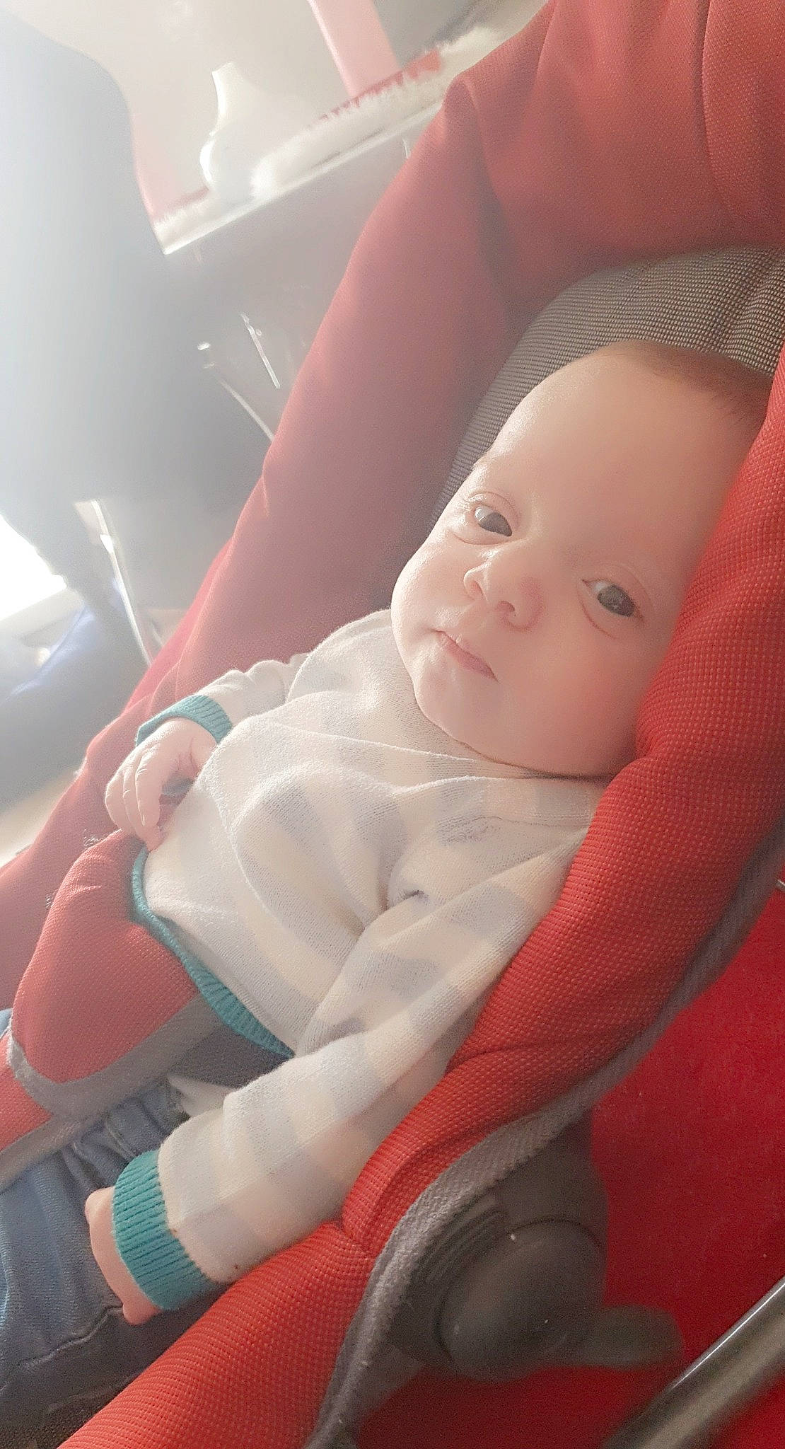 Maylone participe au concours pour gagner de l'argent avec cette photo : baby, baby_carriage, baby_products, baby_toddler_clothing, car_seat, carmine, chair, cheek, child, comfort, finger, fun, lap, person, sitting, skin, thigh, thumb, toddler, vehicle_door