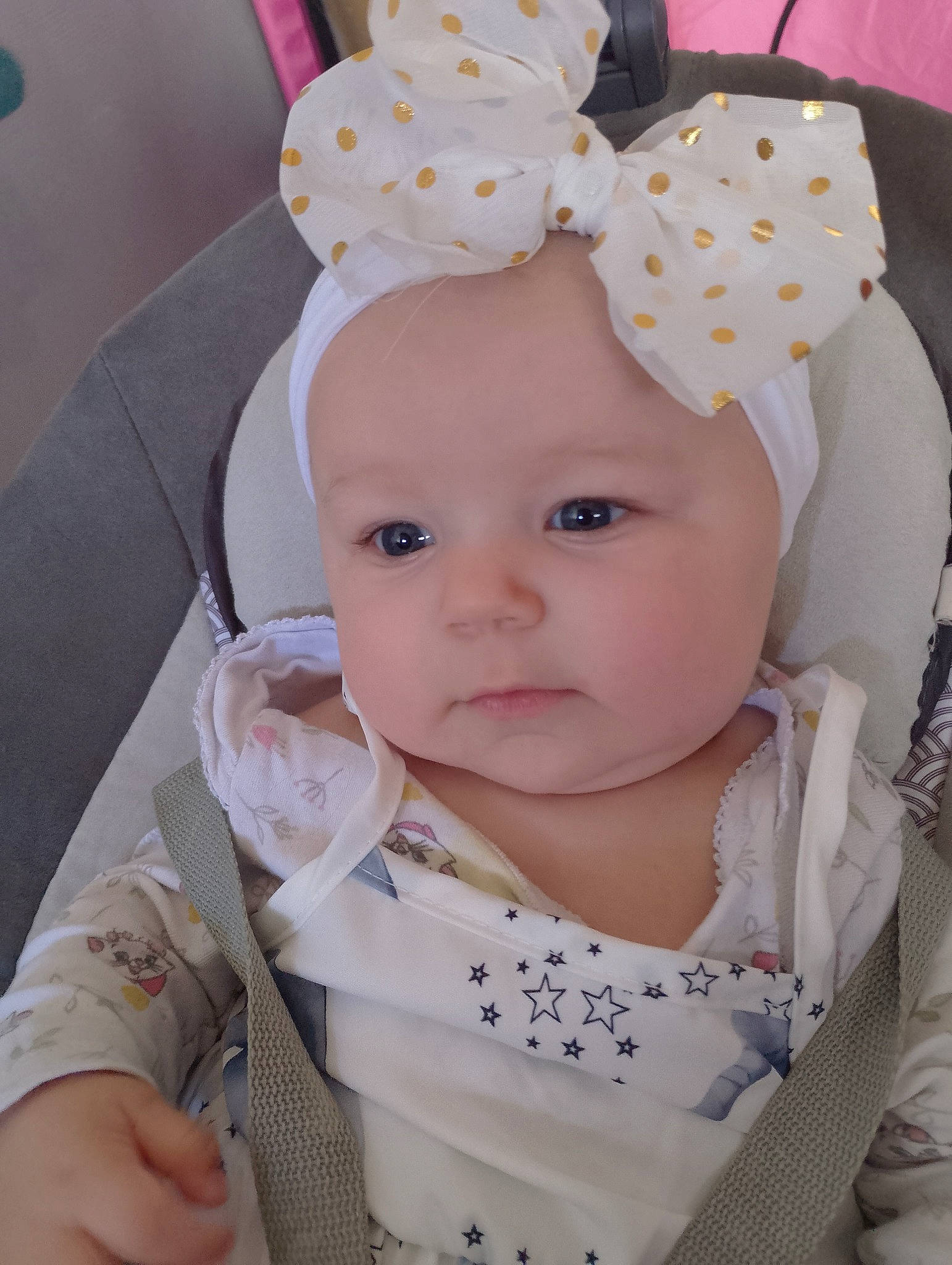 Zélina participe au concours pour gagner de l'argent avec cette photo : baby, baby_products, baby_toddler_clothing, cap, cheek, child, chin, eyebrow, face, fashion_accessory, hair_accessory, happy, headband, headpiece, headwear, pattern, person, pink, skin, sleeve