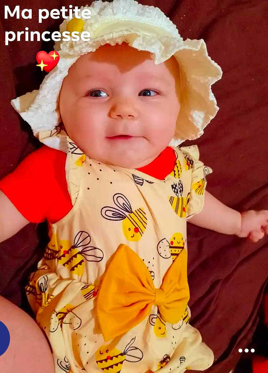 Zélina participe au concours pour gagner de l'argent avec cette photo : baby, baby_products, baby_toddler_clothing, cheek, child, chin, costume_hat, event, fictional_character, fun, happy, hat, headgear, headwear, pattern, person, pink, skin, sleeve, smile