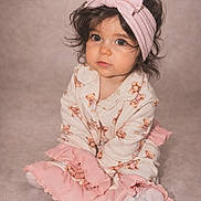 Héléa participe au concours pour gagner de l'argent avec cette photo : toddler, child, baby, pink_bow, headband, pajamas, teddy_bear_pattern, sitting, soft_blanket, indoor, cute, portrait, cozy, young_child, smiling, curly_hair, pink, clothing, face, person