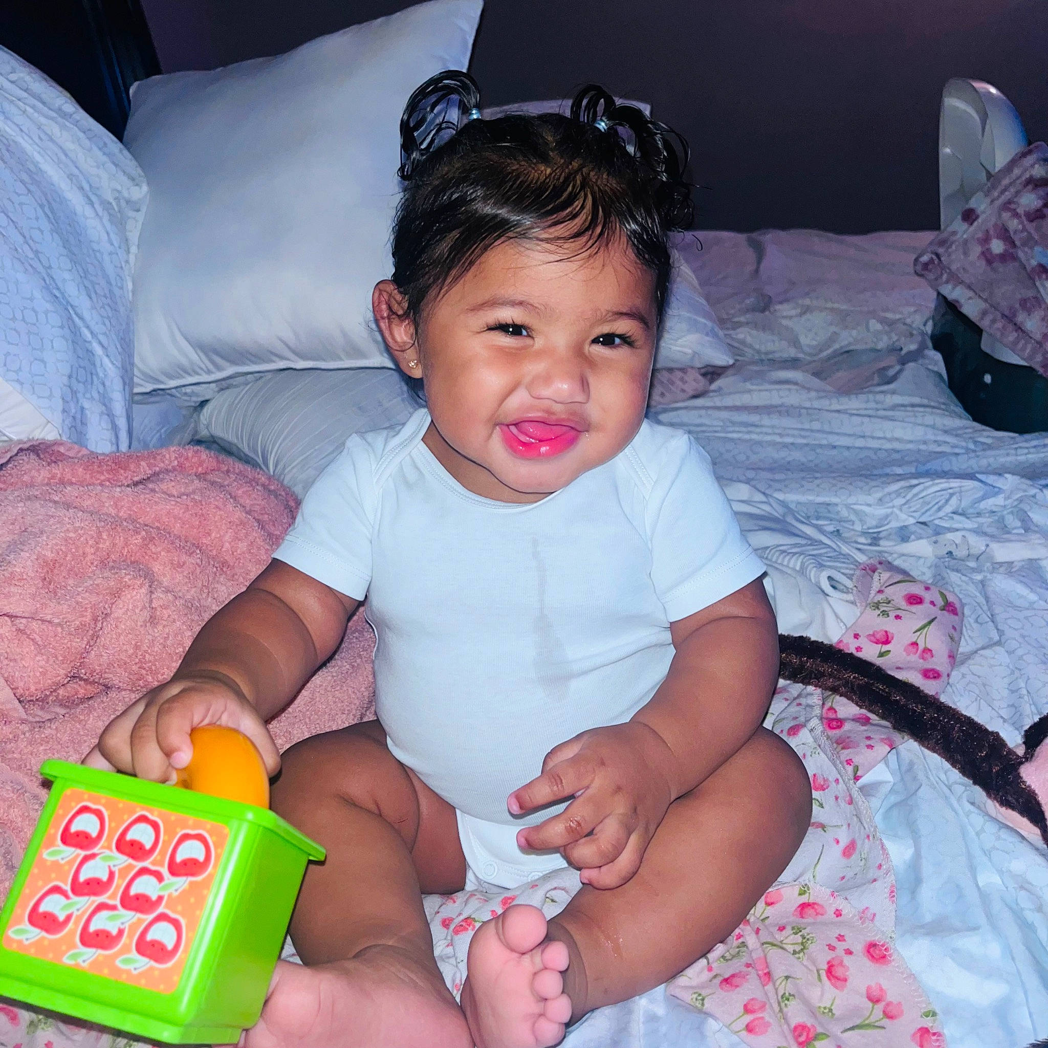 Aria is registered to the contest to win money with this photo: baby, baby_toddler_clothing, cheek, child, comfort, face, finger, fun, goggles, happy, head, joy, lap, mouth, nail, person, pink, skin, smile, sunglasses