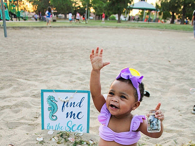 Xeidorn is registered to the contest to win money with this photo: baby, baby_toddler_clothing, body_of_water, fun, grass, green, happy, hat, leisure, morning, people, person, photograph, pink, plant, public_space, recreation, summer, toddler, travel