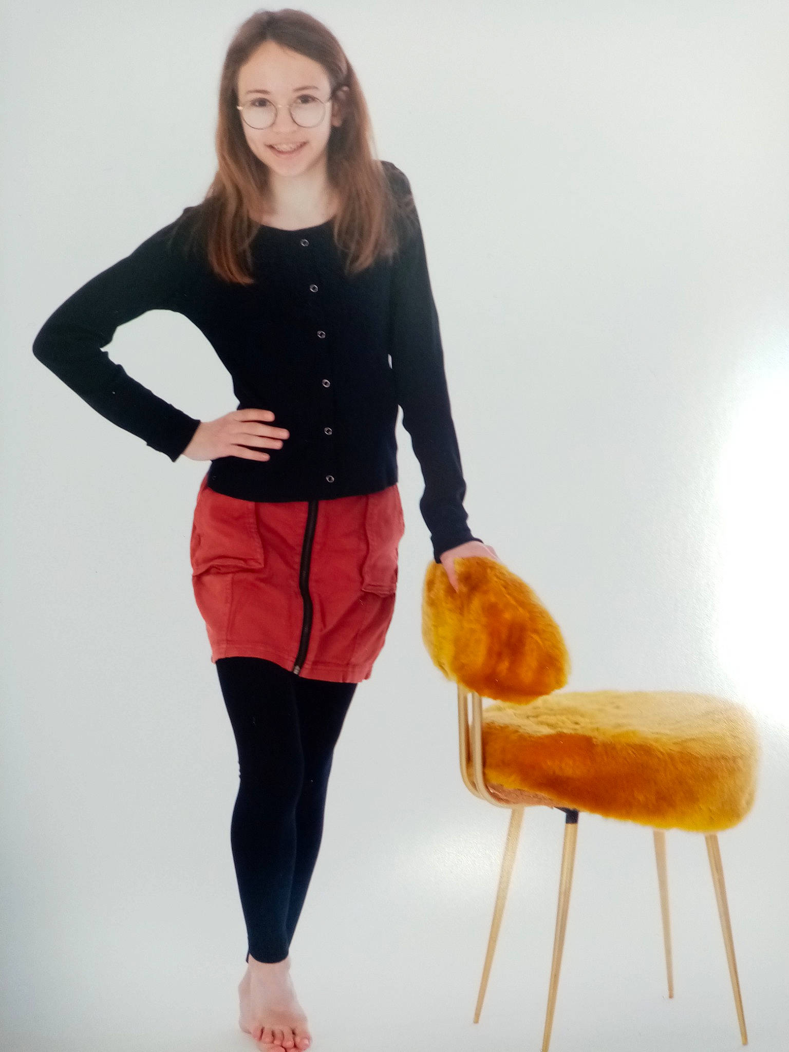 Nélia a rejoint le concours — aidez-le/la à gagner de superbes lots ! arm, blazer, chair, comfort, elbow, fashion, gesture, joint, joy, knee, neck, orange, person, shoe, shoulder, sleeve, smile, sportswear, standing, street_fashion