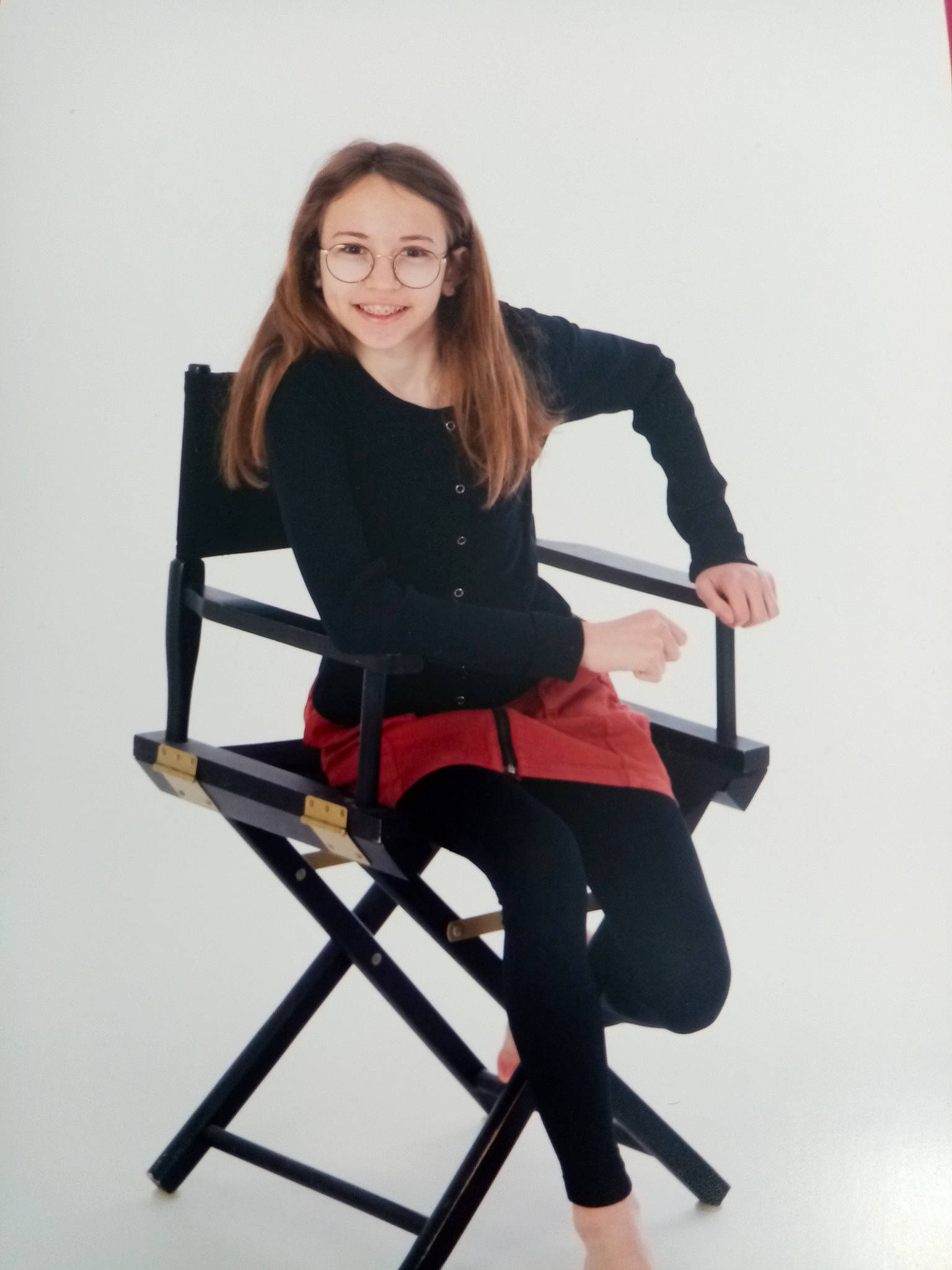 Nélia participe au concours pour gagner de l'argent avec cette photo : armrest, chair, comfort, elbow, electric_blue, event, fashion_accessory, fashion_design, flash_photography, furniture, human_body, human_leg, jeans, joy, knee, person, sitting, sleeve, smile, street_fashion