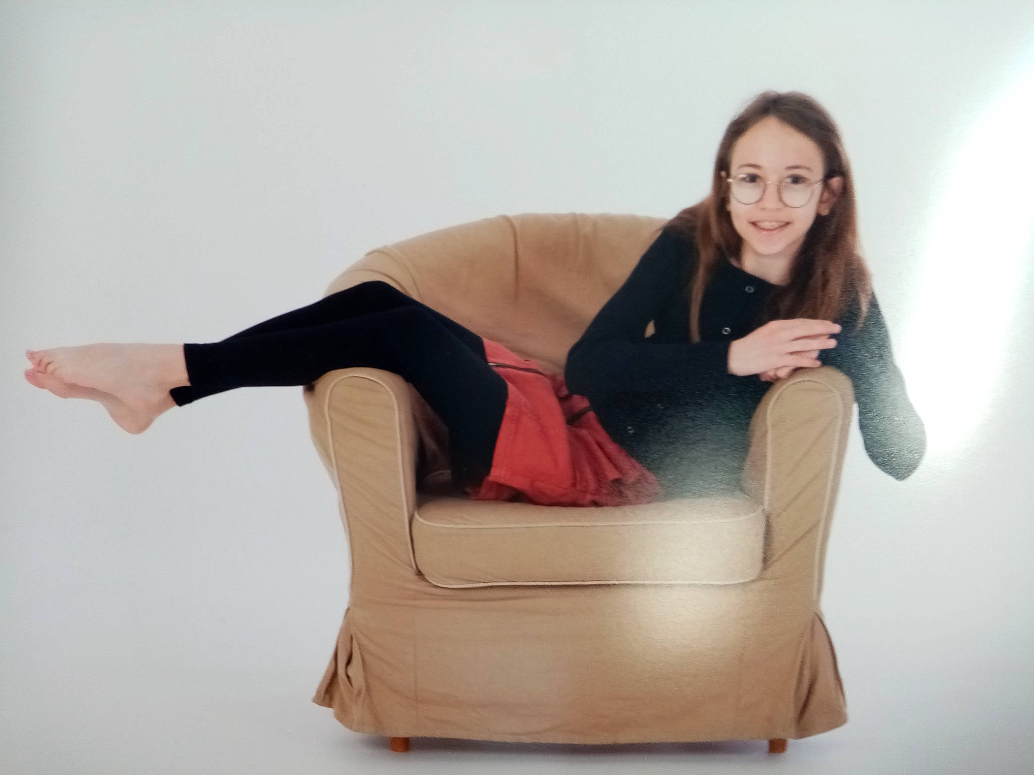 Nélia a rejoint le concours — aidez-le/la à gagner de superbes lots ! arm, automotive_design, comfort, couch, facial_expression, flash_photography, furniture, hair, hairstyle, human_body, joint, joy, knee, leg, neck, person, shoe, shoulder, skin, sleeve