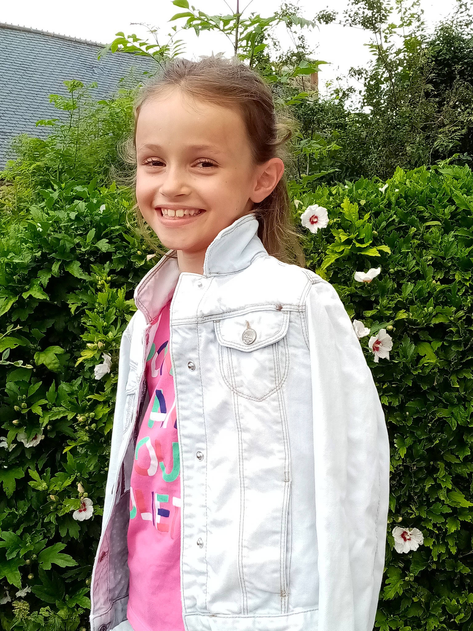 Norine a rejoint le concours — aidez-le/la à gagner de superbes lots ! baby_toddler_clothing, botany, child, collar, dress_shirt, fashion_accessory, formal_wear, grass, happy, jewellery, joy, leaf, necklace, pattern, people_in_nature, person, pink, plant, sleeve, smile