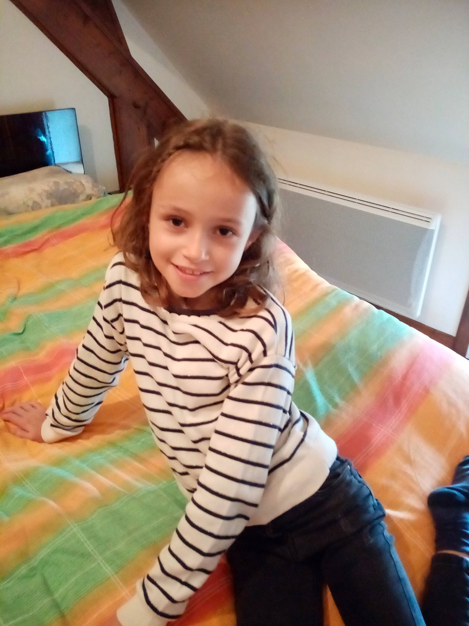 Norine participe au concours pour gagner de l'argent avec cette photo : active_pants, comfort, face, flash_photography, flooring, fun, hairstyle, happy, human_body, joy, knee, leg, person, skin, sleeve, smile, standing, t_shirt, thigh, toddler