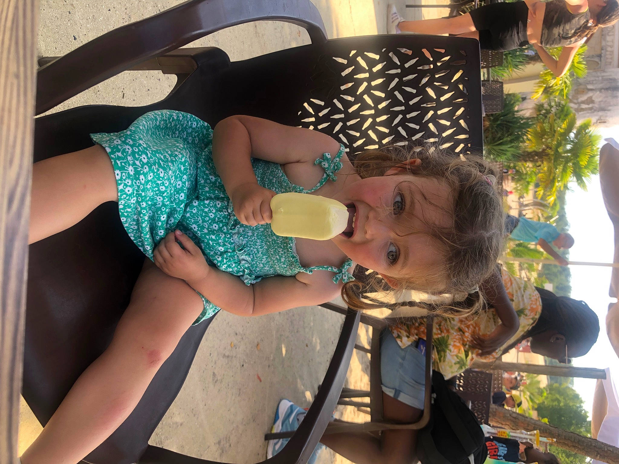 Amy a rejoint le concours — aidez-le/la à gagner de superbes lots ! baby, child, electric_blue, event, eyewear, fashion, fashion_accessory, fun, hairstyle, happy, human_leg, leisure, pattern, person, room, sandal, sitting, thigh, toddler, vacation