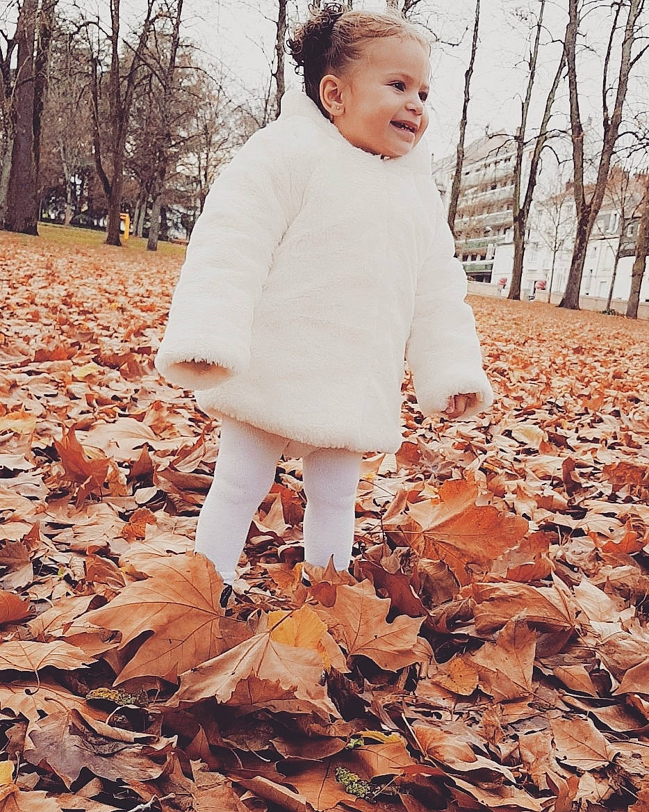 Noélie participe au concours pour gagner de l'argent avec cette photo : autumn, clothing, fur, girl, pattern, person, tree, winter