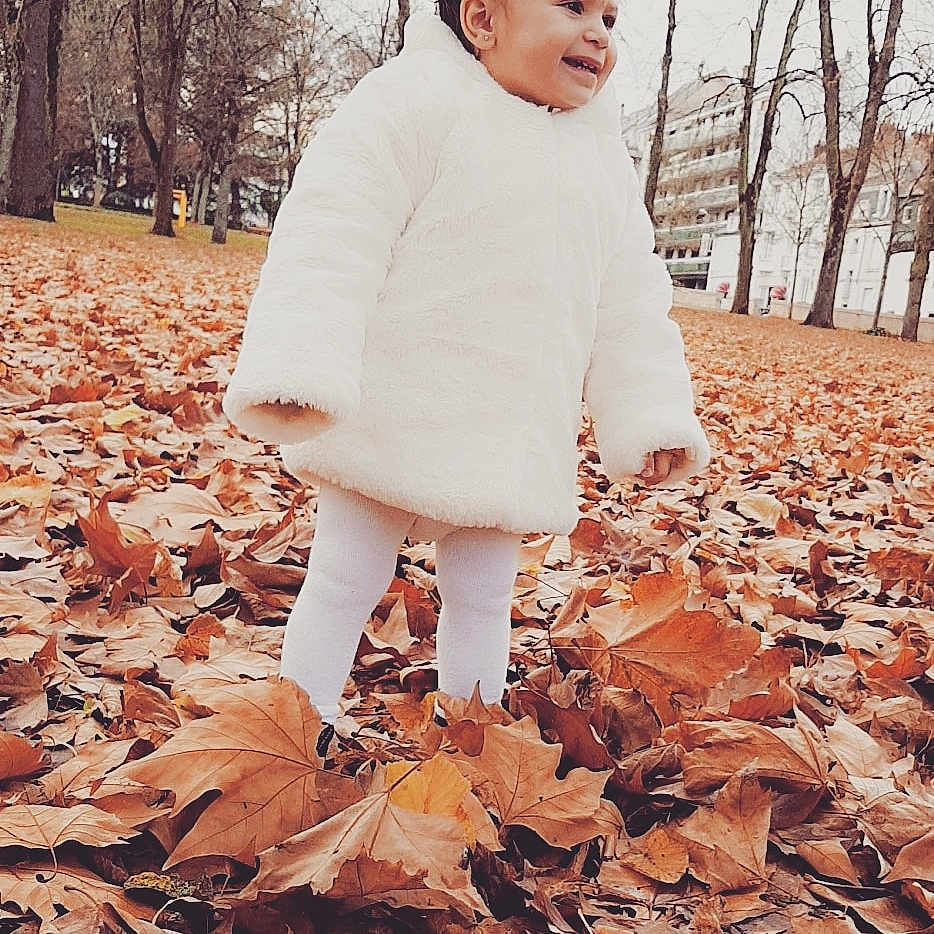 Noélie participe au concours pour gagner de l'argent avec cette photo : autumn, clothing, fur, girl, pattern, person, tree, winter
