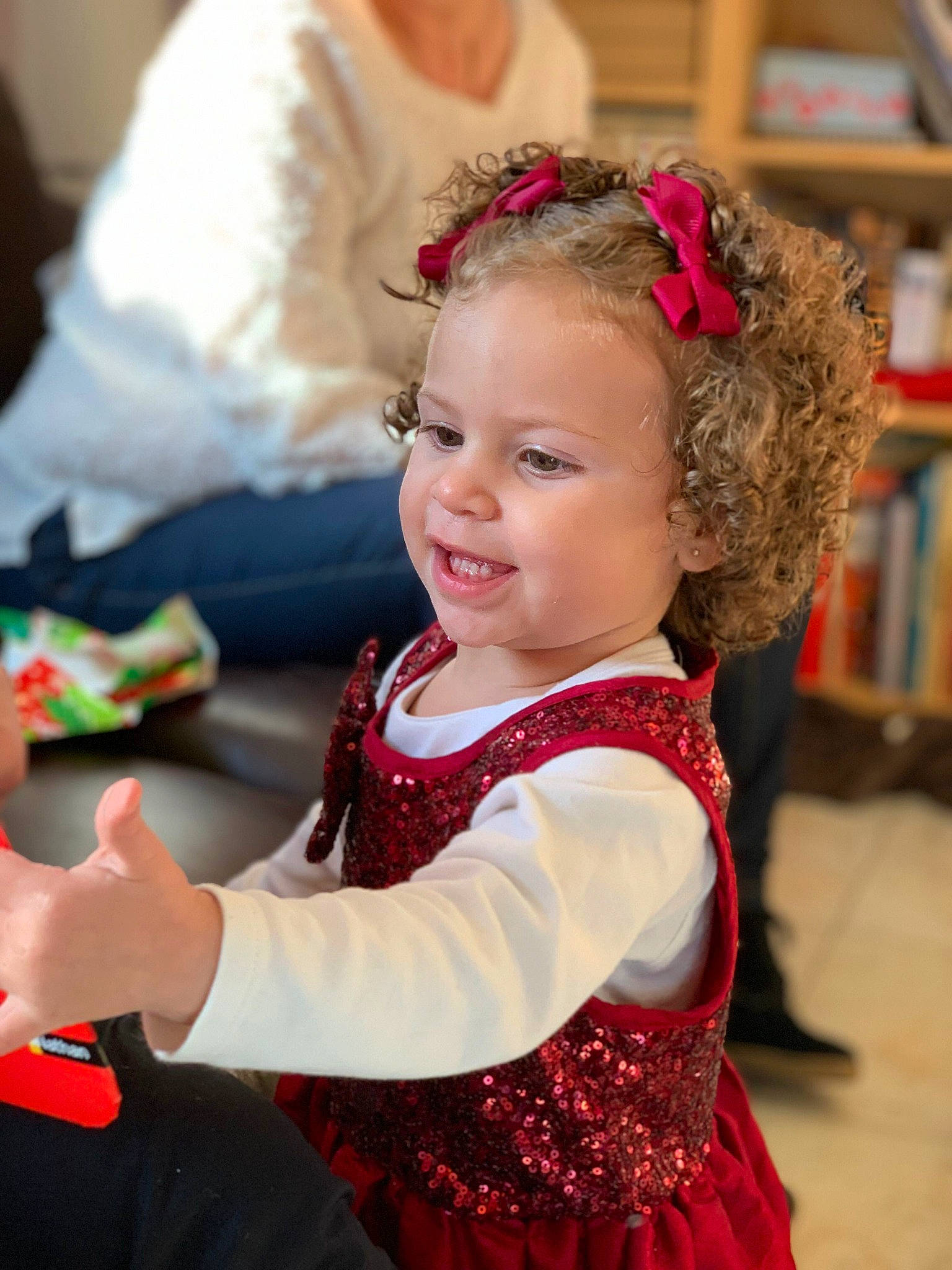 Noélie a rejoint le concours — aidez-le/la à gagner de superbes lots ! ceremony, child, christmas, costume, event, fashion_accessory, fun, girl, hair_accessory, happiness, person, skin, smile, textile, toddler, tradition