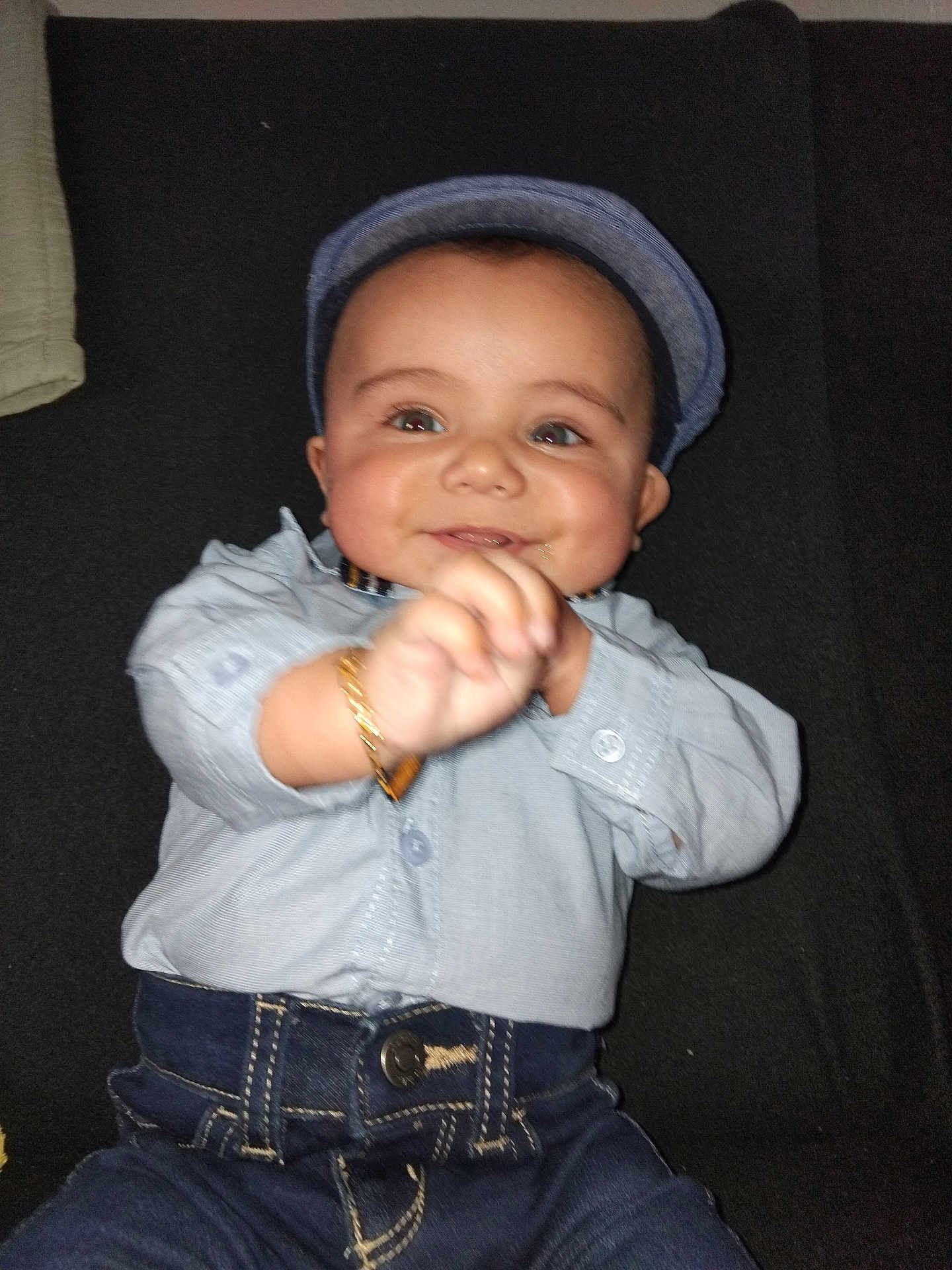 Vicktor participe au concours pour gagner de l'argent avec cette photo : baby, child, smiling, denim, shirt, cap, bracelet, happy, portrait, indoor, fashion, cute, person, clothing, jeans, face, hand, seated, infant, casual