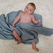 Wyatt participe au concours pour gagner de l'argent avec cette photo : baby, infant, child, blue_cloth, blanket, bare_chest, lying_down, white_background, soft_texture, cute, portrait, skin, legs, arms, head, face, eyes, expression, indoors, calm