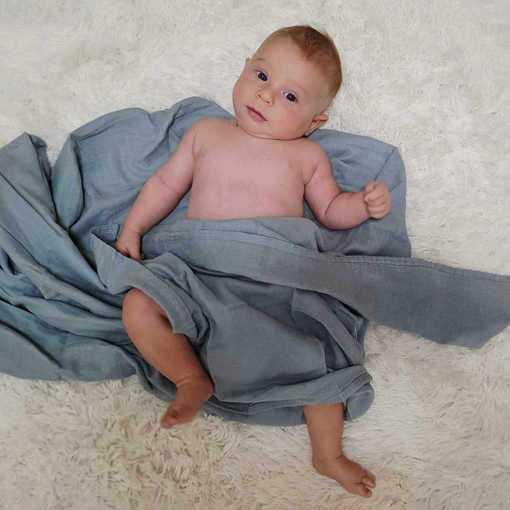 Wyatt participe au concours pour gagner de l'argent avec cette photo : arms, baby, bare_chest, blanket, blue_cloth, calm, child, cute, expression, eyes, face, head, indoors, infant, legs, lying_down, portrait, skin, soft_texture, white_background