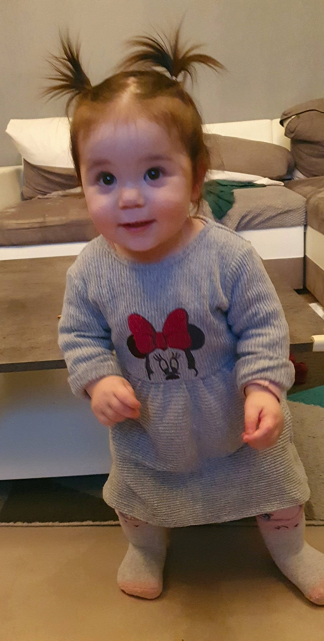 Azra a rejoint le concours — aidez-le/la à gagner de superbes lots ! arm, baby, baby_toddler_clothing, cheek, child, joint, outerwear, person, shoulder, skin, sleeve, smile, standing, t_shirt, toddler, top