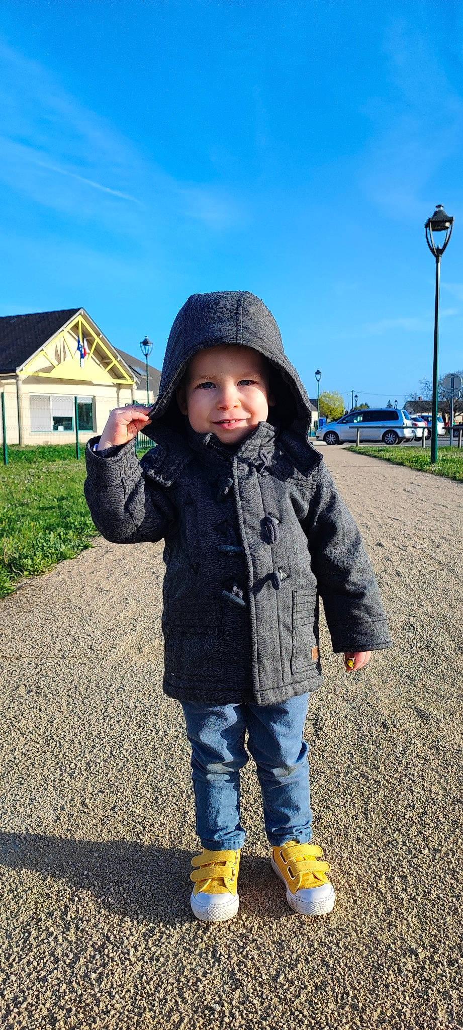 Maël a rejoint le concours — aidez-le/la à gagner de superbes lots ! asphalt, cap, child, cloud, eye, fun, grass, happy, headwear, jacket, landscape, leisure, person, plant, sky, sleeve, smile, street_light, toddler, travel