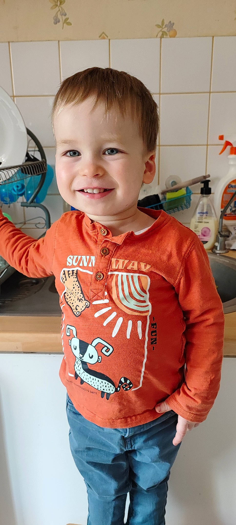 Maël a rejoint le concours — aidez-le/la à gagner de superbes lots ! baby, baby_toddler_clothing, blue, cheek, child, clothing, denim, electric_blue, face, gesture, happy, head, jeans, joy, long_sleeved_t_shirt, neck, person, skin, sleeve, smile