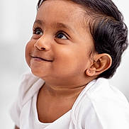 Dev participe au concours pour gagner de l'argent avec cette photo : baby, child, portrait, face, smile, white_shirt, curly_hair, cute, innocence, close_up, expression, skin, young, person, eyelashes, cheeks, ear, head, looking_up, happy