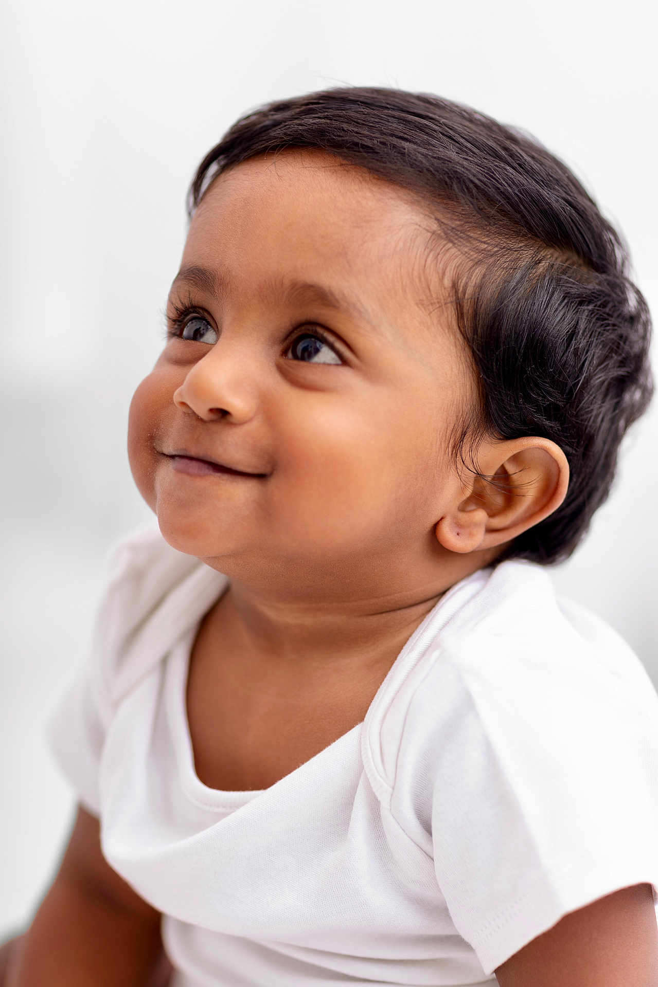 Dev participe au concours pour gagner de l'argent avec cette photo : baby, child, portrait, face, smile, white_shirt, curly_hair, cute, innocence, close_up, expression, skin, young, person, eyelashes, cheeks, ear, head, looking_up, happy