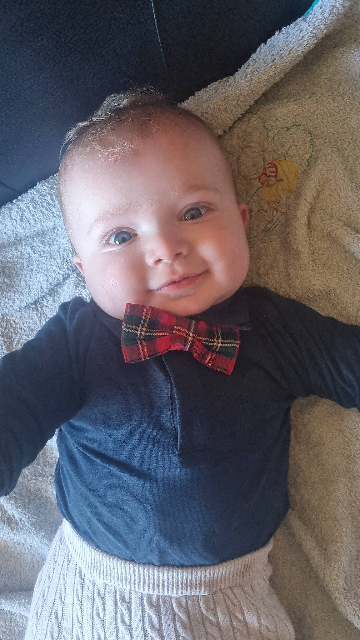 Manny a rejoint le concours — aidez-le/la à gagner de superbes lots ! arm, baby, baby_toddler_clothing, cheek, clothing, collar, cool, face, head, human_body, iris, lip, nose, person, plaid, skin, sleeve, smile, tartan, textile