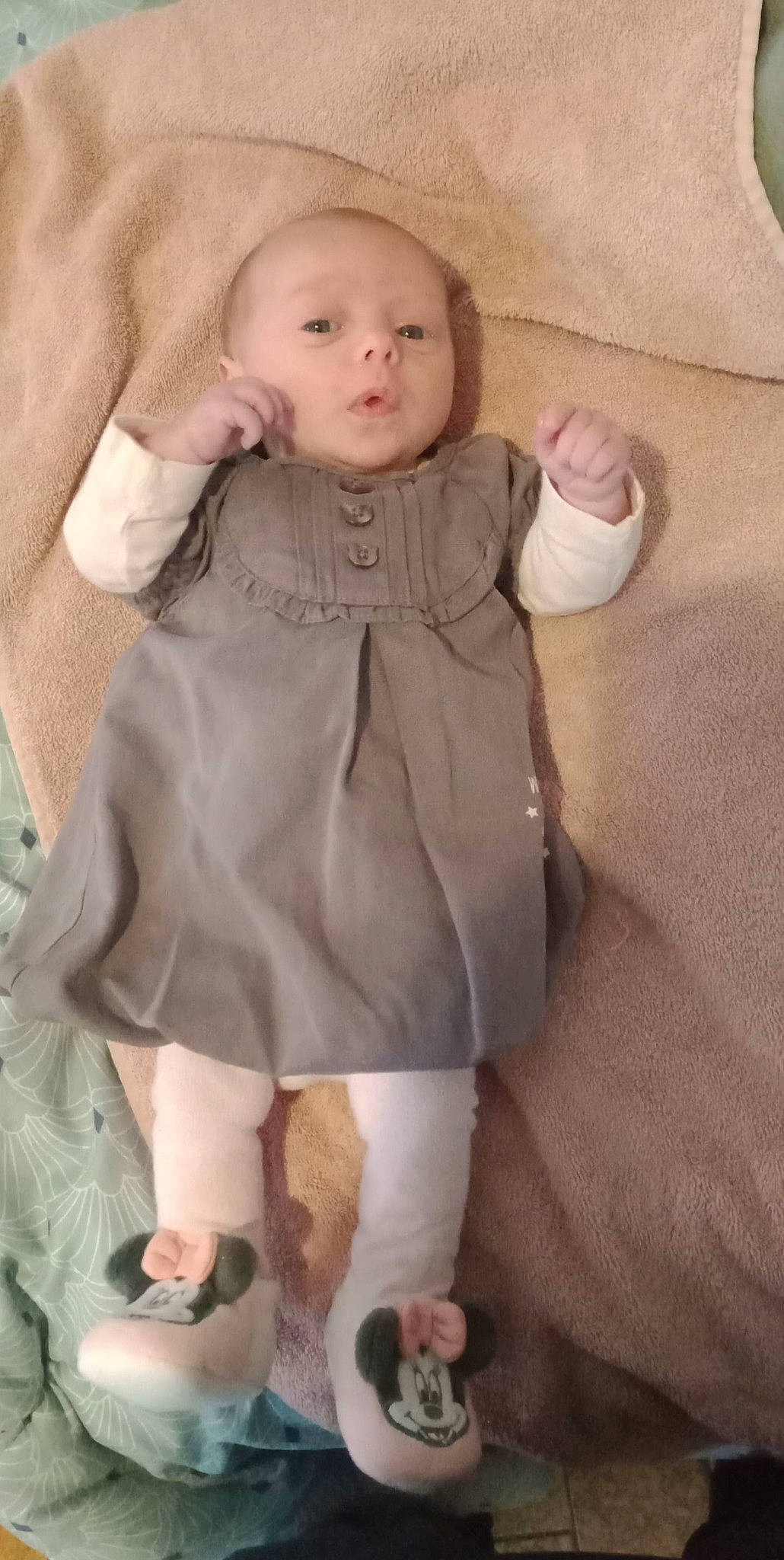 Mïa participe au concours pour gagner de l'argent avec cette photo : baby, baby_toddler_clothing, cheek, collar, comfort, dress, face, fawn, fur, gesture, head, human_leg, linens, outerwear, pattern, person, pink, skin, sleeve, toddler