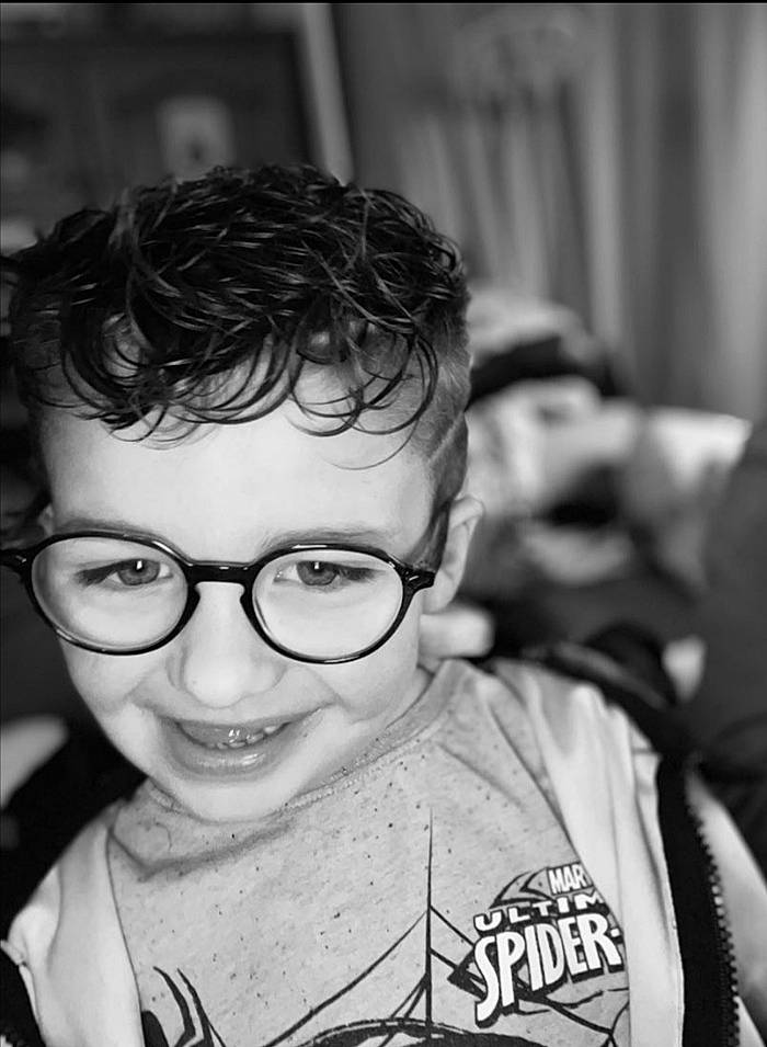 Swan a rejoint le concours — aidez-le/la à gagner de superbes lots ! black, black_and_white, eye, eyebrow, eyewear, flash_photography, forehead, glasses, goggles, hair, hairstyle, happy, headwear, jaw, joy, mouth, nose, person, photograph, sleeve