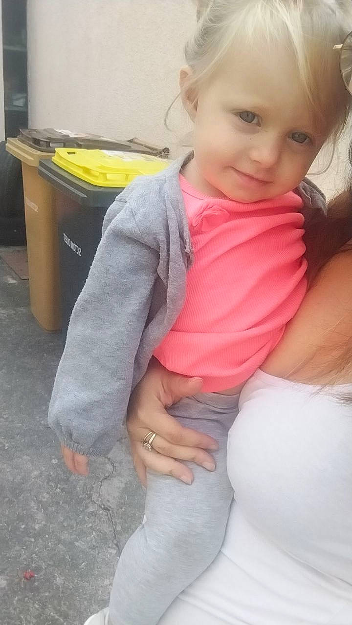 Mïa a rejoint le concours — aidez-le/la à gagner de superbes lots ! baby_toddler_clothing, cheek, eye, face, finger, gesture, hair, hairstyle, happy, head, human_body, joint, leg, lip, mouth, nose, person, skin, sleeve, smile