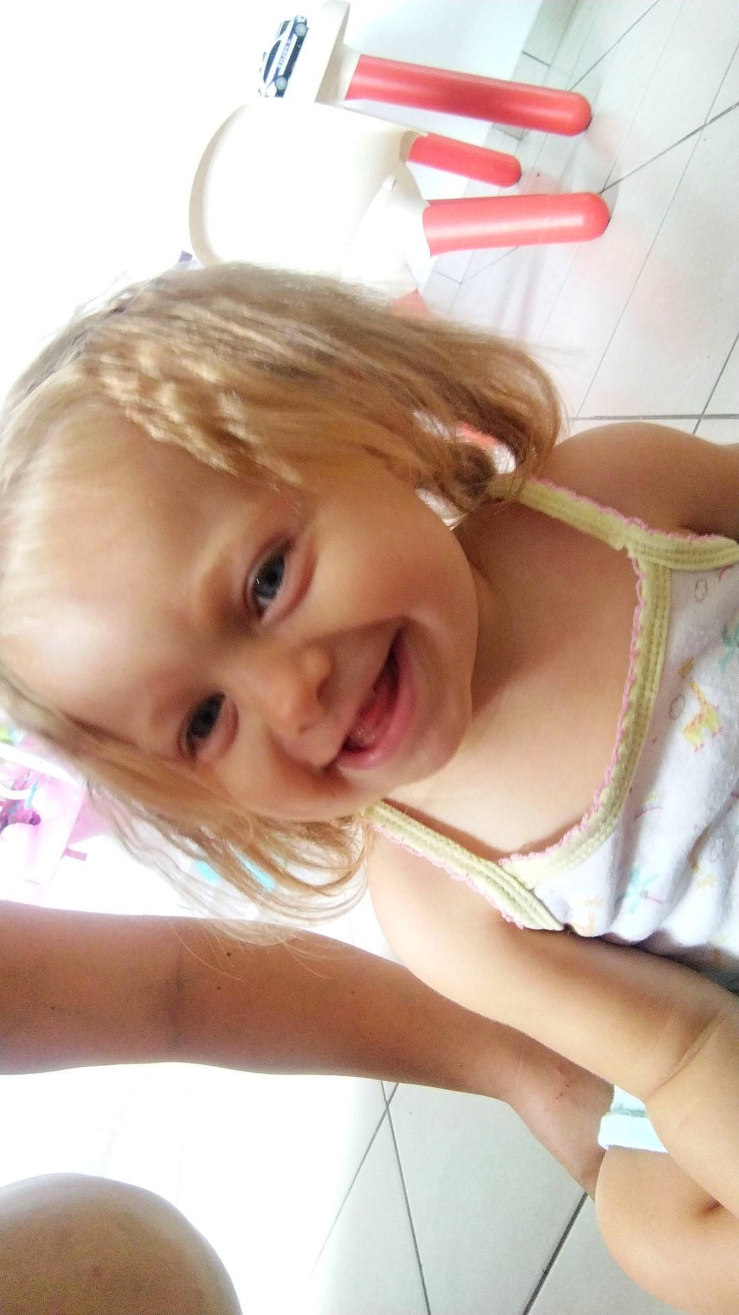 Mïa participe au concours pour gagner de l'argent avec cette photo : baby, baby_toddler_clothing, beauty, blond, cheek, comfort, eye, eyebrow, eyelash, hair, happy, head, joy, lip, mouth, nose, person, skin, smile, toddler