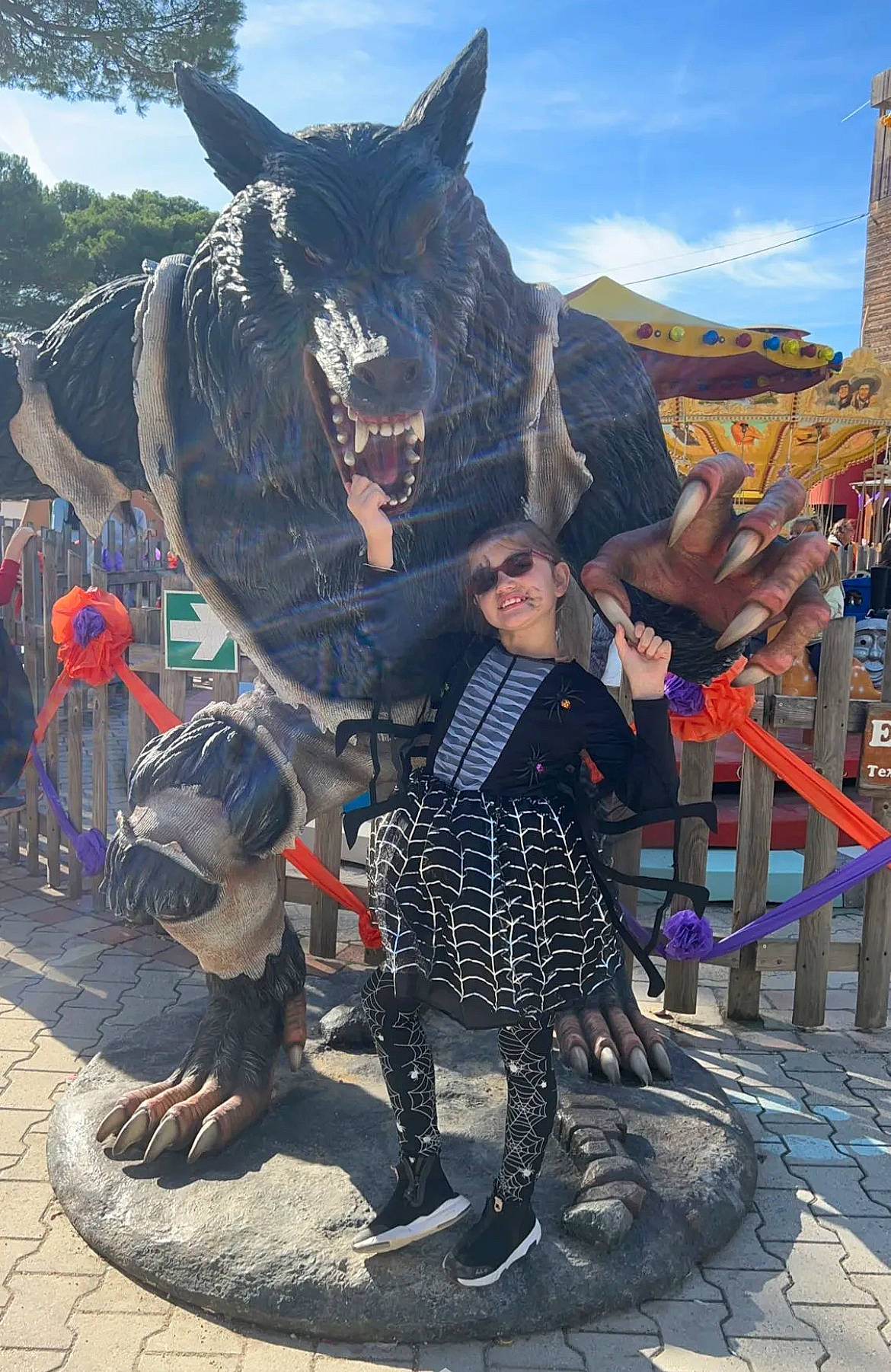 Wendy participe au concours pour gagner de l'argent avec cette photo : art, costume, event, fictional_character, fun, fur, hat, joy, leisure, mammal, person, pole, public_event, recreation, sculpture, sky, tourism, tradition, tree, vertebrate