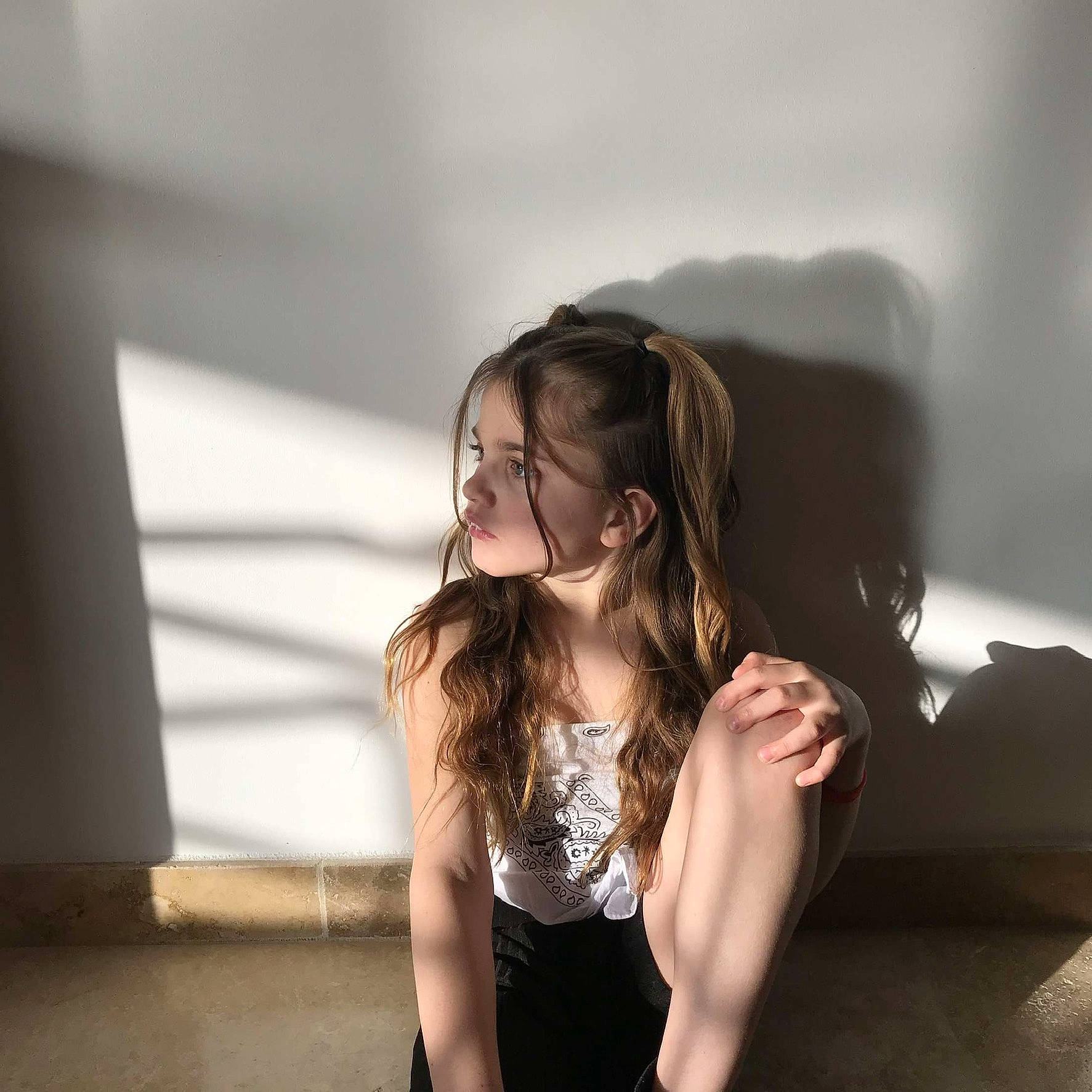 Wendy participe au concours pour gagner de l'argent avec cette photo : abdomen, audio_equipment, black_hair, blond, brown_hair, comfort, elbow, event, fashion_design, flash_photography, fun, gesture, happy, human_leg, long_hair, neck, person, shoulder, sitting, thigh