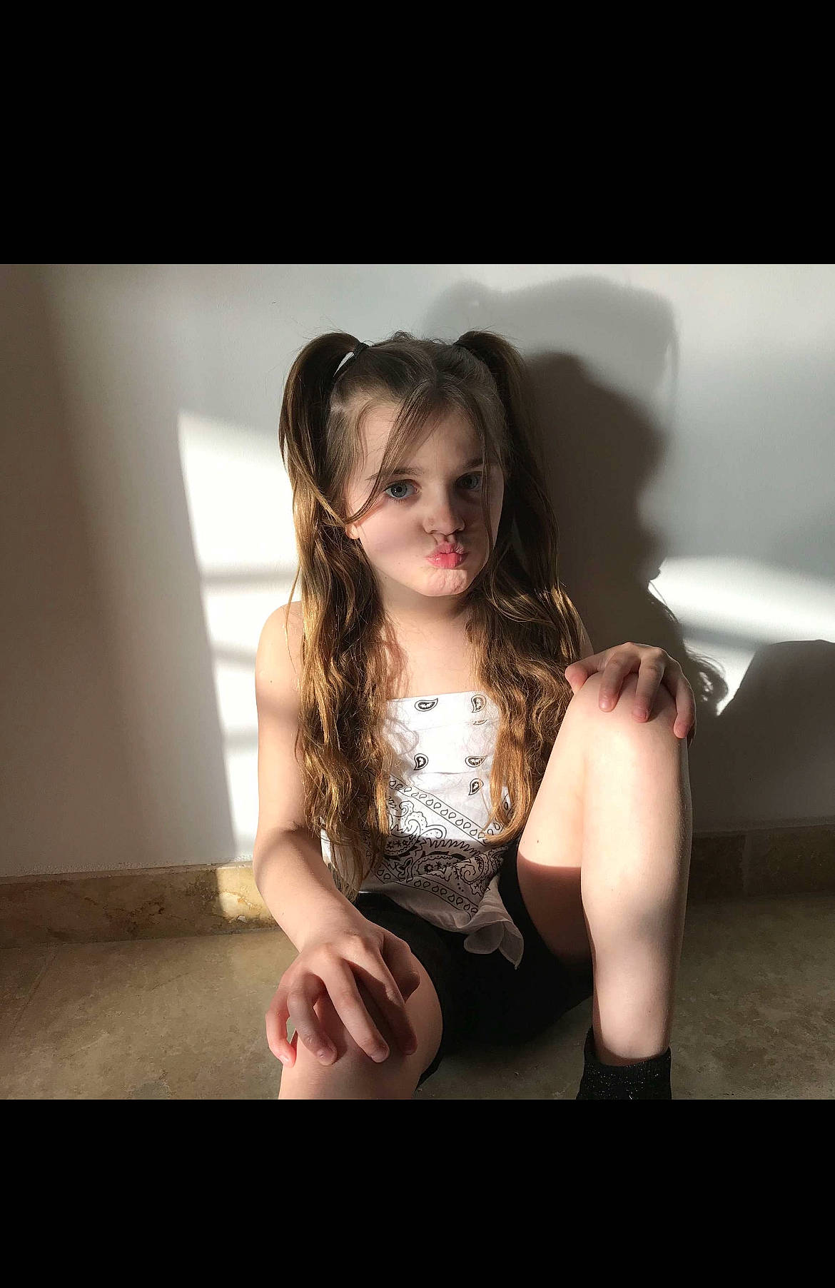 Wendy a rejoint le concours — aidez-le/la à gagner de superbes lots ! art_model, brown_hair, comfort, darkness, eyewear, fashion_design, fashion_model, flash_photography, flesh, flooring, happy, human_leg, jewellery, knee, layered_hair, person, sitting, sleeve, thigh, tints_and_shades