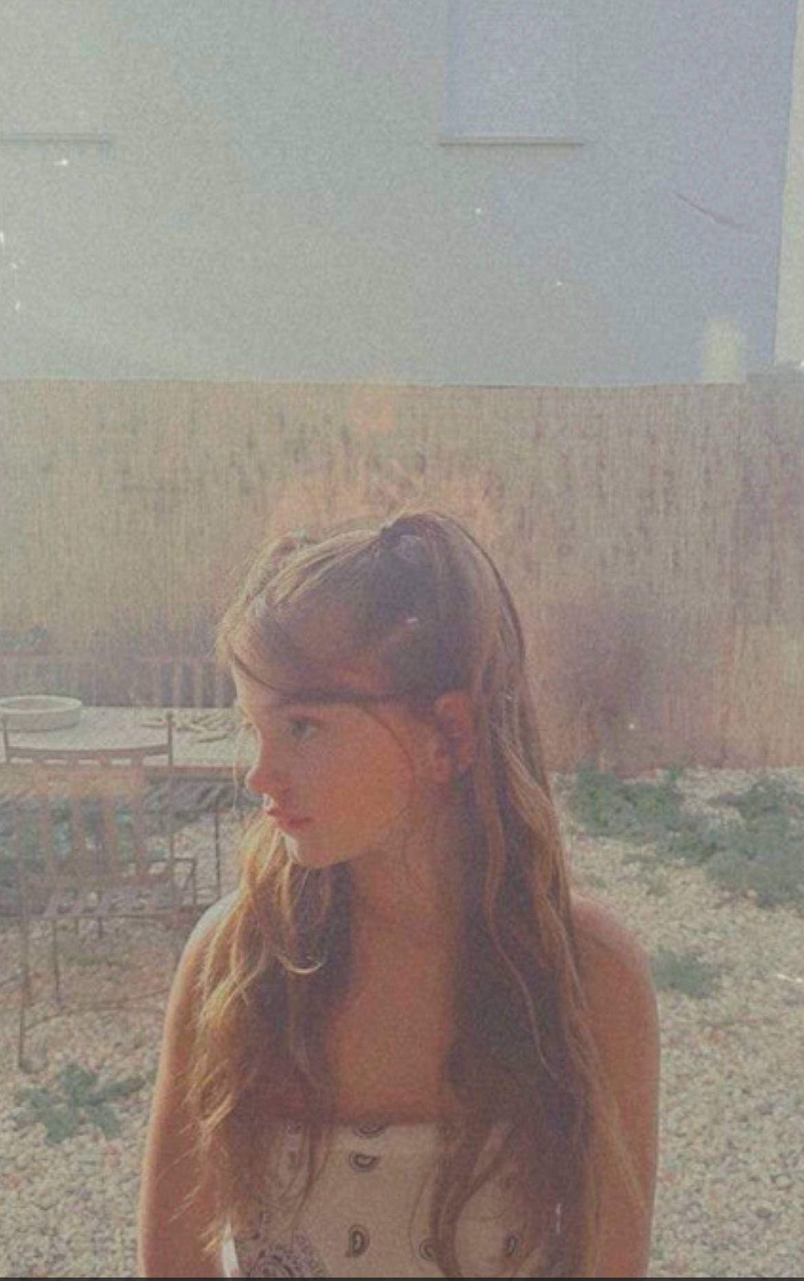 Wendy a rejoint le concours — aidez-le/la à gagner de superbes lots ! blond, bridal_accessory, brown_hair, eyewear, flash_photography, fun, grass, hairstyle, happy, landscape, layered_hair, lens_flare, lip, long_hair, person, sunlight, tints_and_shades, vintage_clothing, visual_arts, window