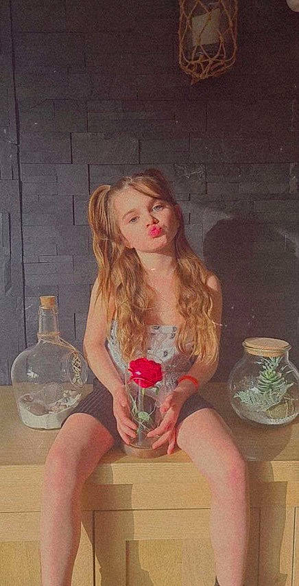 Wendy participe au concours pour gagner de l'argent avec cette photo : bottle, chest, dress, eye, flash_photography, flower, flowerpot, happy, head, houseplant, human_leg, knee, leg, lip, long_hair, person, plant, thigh, trunk, waist