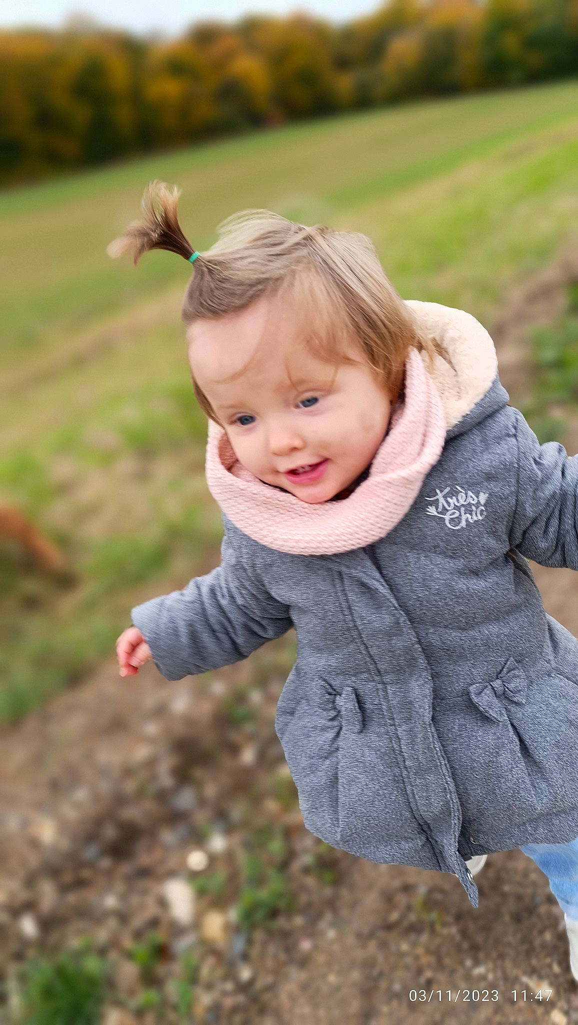 Evy participe au concours pour gagner de l'argent avec cette photo : baby, baby_toddler_clothing, blond, child, eye, face, fun, gesture, grass, grass_family, happy, head, leisure, lip, people_in_nature, person, plant, skin, sleeve, smile
