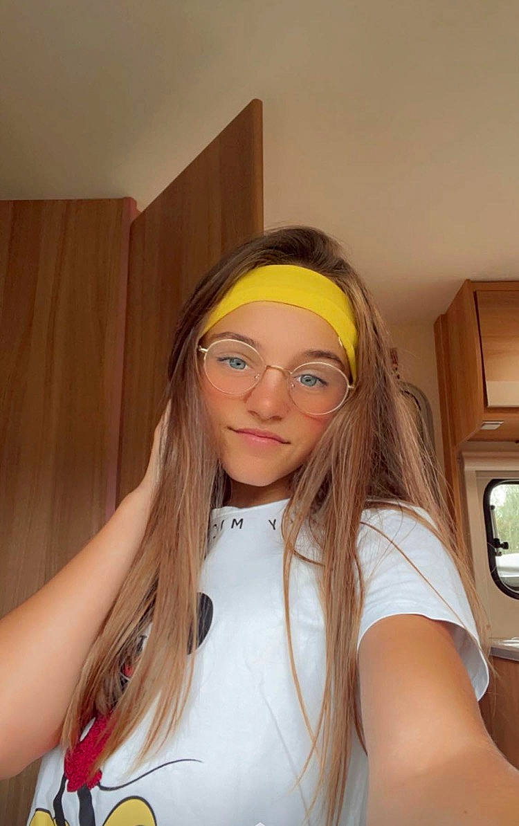 Naomy participe au concours pour gagner de l'argent avec cette photo : blond, brown_hair, chest, eyelash, eyewear, fashion_design, fun, gesture, glasses, hair_care, happy, human_leg, jaw, kitchen_appliance, layered_hair, long_hair, person, shoulder, t_shirt, television